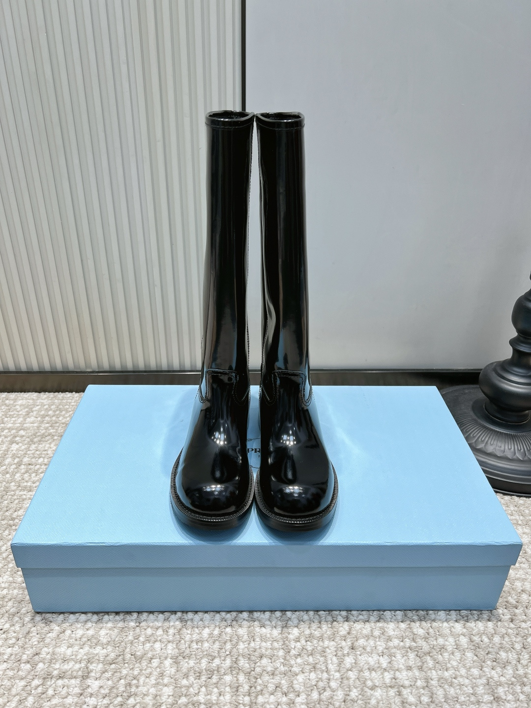 NO:958629,Prada glossy cowhide simple straight high knight boots 26ss Prada glossy tall knight boots | A light and luxurious long-leg artifact for autumn and winter. The translucent glossy leather surface fills the atmosphere under the light, and the straight boot shape lengthens the calf line vertically. The clean and simple version is not fancy and is suitable for a variety of wearing styles. The thick heel and round toe take into account comfort and tolerance, and can be easily controlled by various foot types.  Pair it with a woolen coat for a smart commute, or pair it with a motorcycle jacket for a cool look on the street, and you’ll have the right aura in autumn and winter!  Upper layer of cowhide, foot pads of sheepskin cushions, rubber outsole, size 35-41 (customized, non-returnable), boots, prada, prada, boots, jackets & coats, cowhide, sheepskin19860909Prada 普拉达亮面牛皮简约直筒高筒骑士靴26ss Prada亮面高筒骑士靴｜秋冬冷感轻奢长腿神器 透亮亮面皮面在光线下氛围感拉满,直筒靴型纵向拉长小腿线条 干净简约的版型不花哨,适配多种穿搭风格 粗跟圆头兼顾舒适度与包容度,各种脚型轻松驾驭 搭毛呢大衣通勤干练,配机车外套酷飒出街,秋冬穿搭气场稳稳拿捏！ 鞋面头层牛皮 垫脚羊皮软垫 大底橡胶大底 码数35-41（定做不退换）,靴子,prada,prada,boots,jackets & coats,cowhide,sheepskin,Women's Shoes
