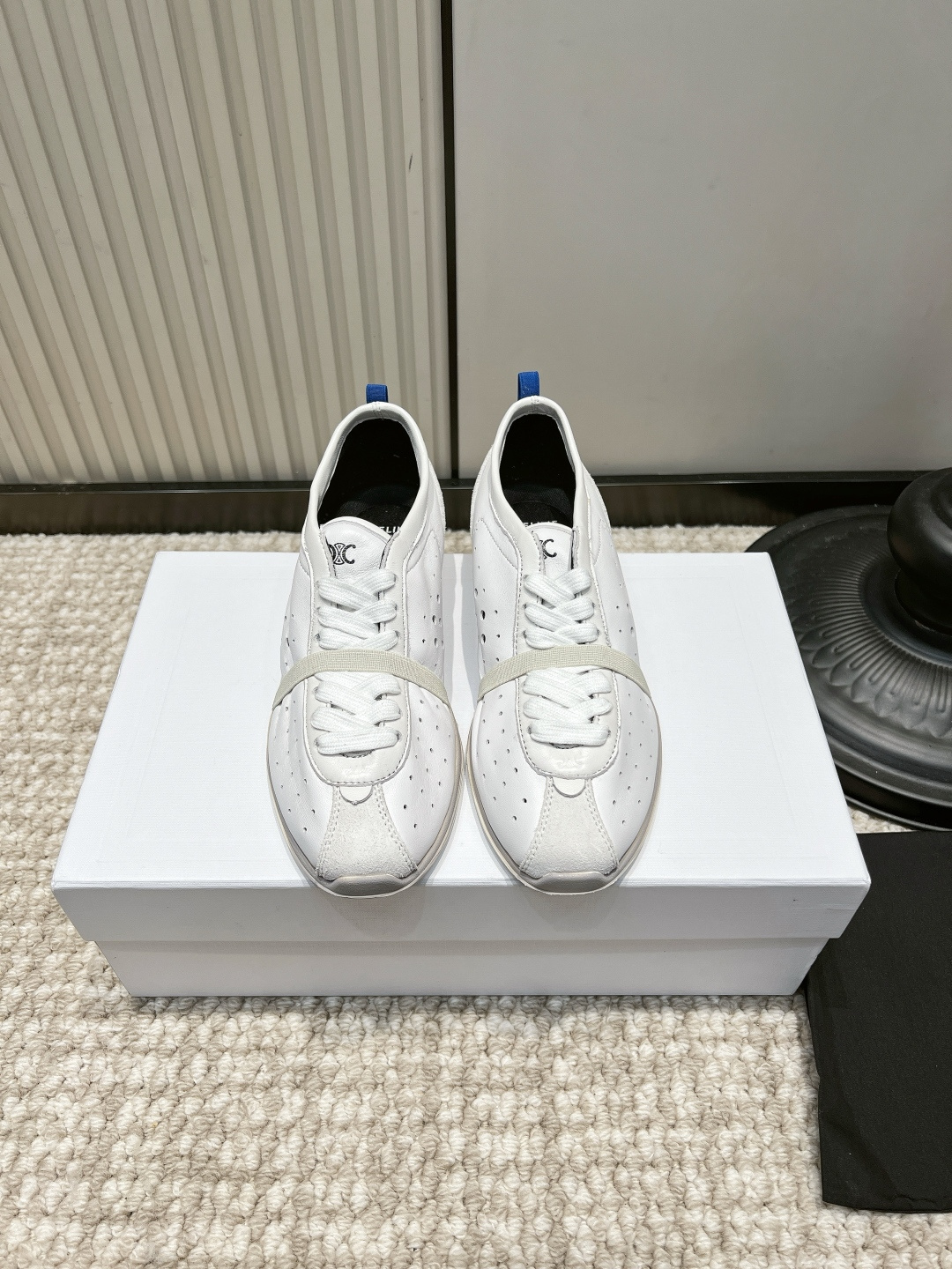 NO:958547,T123 CELINE Breathable Perforated Casual White Shoes 26ss Refreshing natural white shoes | CELINE's daily standard for relaxed feeling. Milky white cowhide leather feels warm and durable, and the punched design is breathable and not stuffy in the summer. An elastic strap reduces the trouble of tying shoelaces, making it super worry-free for lazy people to go out. The bright blue webbing on the heel is quietly decorated with colors, simple and not monotonous.  Suitable for jeans, skirts and casual trousers, it brings a French lazy temperament for commuting and shopping ~ First layer of cowhide for the upper, sheepskin cushion for the feet, rubber outsole, size 35-41, casual shoes/sports shoes, celine, sneakers, skirts, jeans, cowhide, sheepskin19860909T123 CELINE 透气打孔休闲小白鞋26ss 清爽本命小白鞋｜CELINE松弛感日常标配 奶白牛皮质感温润耐看,冲孔设计夏日透气不闷脚 一条弹力绑带弱化系鞋带麻烦,懒人出门超省心 后跟亮眼蓝色织带悄悄点缀配色,简约不单调 牛仔裤、半身裙、休闲裤全能适配,通勤逛街都自带法式慵懒气质～ 鞋面头层牛皮 垫脚羊皮软垫 大底橡胶大底 码数35-41,休闲鞋/运动鞋,celine,sneakers,skirts,jeans,cowhide,sheepskin,Women's Shoes