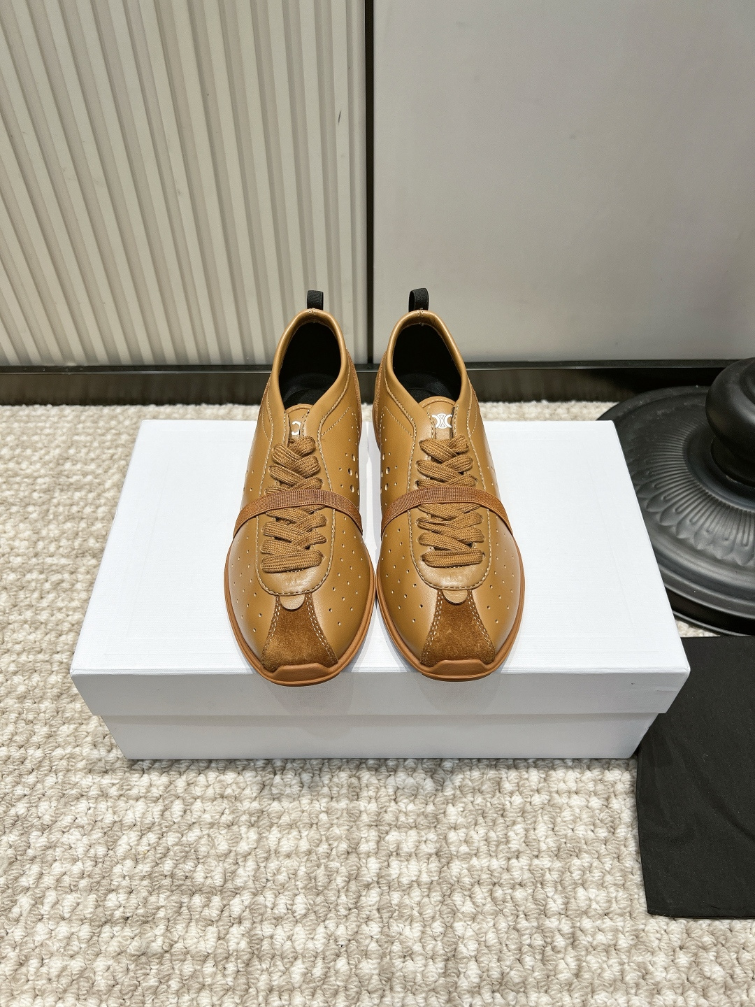 NO:958554,T123 CELINE Caramel brown perforated retro casual shoes 26ss Caramel brown natal casual shoes｜French retro atmosphere The gentle caramel brown comes with an autumn filter, the punching design takes into account both appearance and breathability Smooth cowhide stitching suede toe, full of layered texture Elastic straps and shoelaces are double-fixed to prevent swaying when walking  Suitable for pairing with jeans, knitted skirts, and wide-leg pants, it gives you a French sense of relaxation for daily commuting and outings!  Upper layer of cowhide, foot pads, sheepskin cushions, outsole, rubber outsole, size 35-41, casual shoes/sports shoes, celine, sneakers, skirts, jeans, cowhide, sheepskin, chamois leather19860909T123 CELINE 焦糖棕打孔复古休闲鞋26ss 焦糖棕本命休闲鞋｜法式复古氛围感拉满 温柔焦糖棕自带秋日滤镜,冲孔设计兼顾颜值与透气性 光面牛皮拼接麂皮鞋头,层次质感满满 弹力绑带搭配鞋带双重固定,走路不晃跟 配牛仔裤、针织半身裙、阔腿裤都适配,日常通勤出游满满法式松弛感！ 鞋面头层牛皮 垫脚羊皮软垫 大底橡胶大底 码数35-41,休闲鞋/运动鞋,celine,sneakers,skirts,jeans,cowhide,sheepskin,chamois leather,Women's Shoes