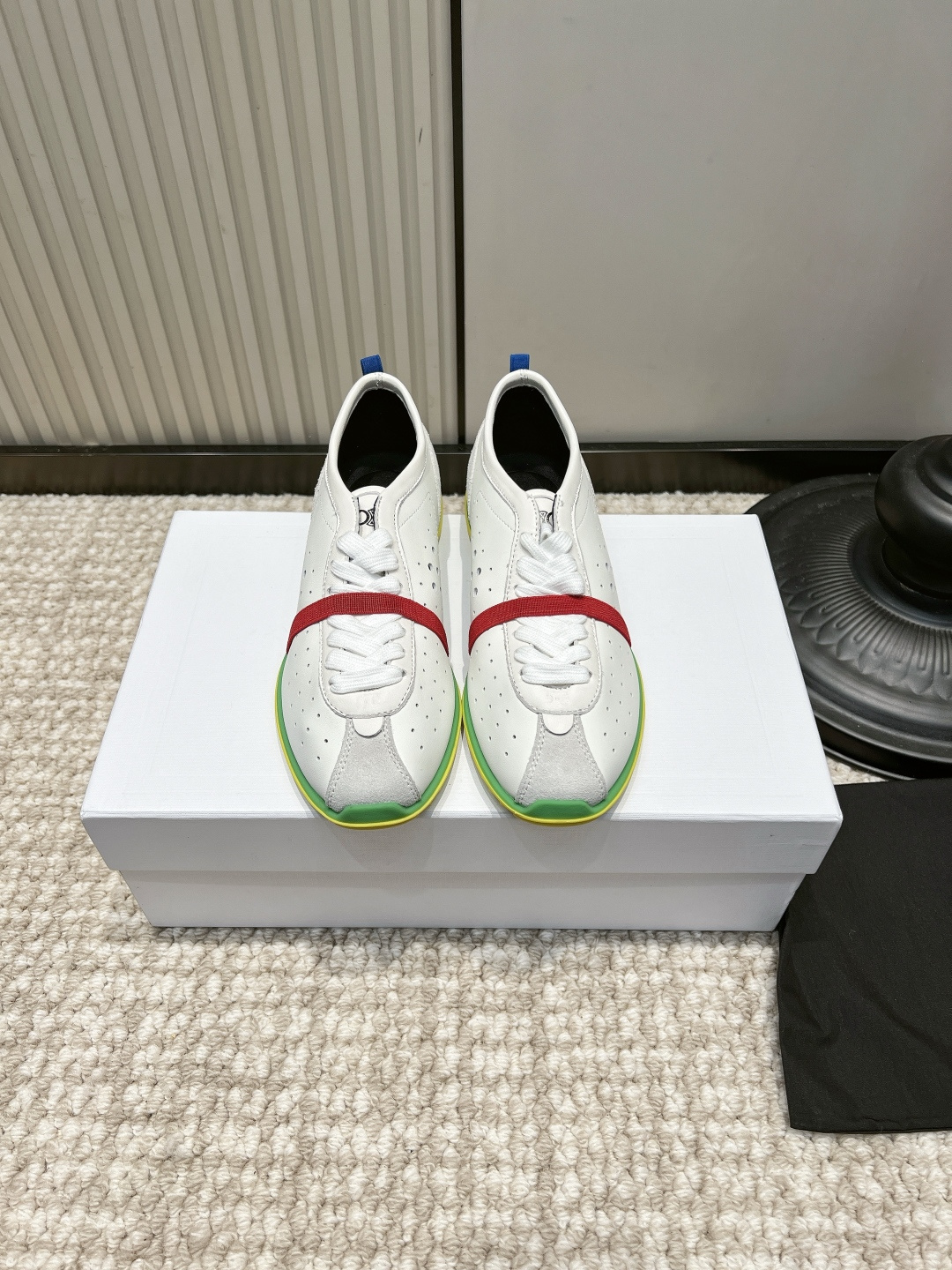 NO:958561,T123 CELINE Contrast perforated and breathable casual white shoes 26ss Vitality and contrasting color white shoes | Responsible for energetic wear in spring and summer. Clean white cowhide with red, blue, yellow and green bright colors, bright, fresh and eye-catching. Densely punched and ventilated online, the feet are refreshing and not sweaty in hot weather. Elastic straps and shoelaces are double-fitted, and the feet will not be worn out when walking.  Suitable for pairing with jeans, sports skirts, and casual suits, you can easily capture the French energy atmosphere when going out!  Upper layer of cowhide, foot pads, sheepskin cushions, outsole, rubber outsole, size 35-41, casual shoes/sports shoes, celine, sneakers, skirts, jeans, cowhide, sheepskin19860909T123 CELINE 撞色打孔透气休闲小白鞋26ss 元气撞色小白鞋｜春夏穿搭活力担当 干净白牛皮搭配红、蓝、黄绿亮色撞色,明媚鲜活超吸睛 密集冲孔透气在线,高温天气上脚清爽不闷汗 弹力绑带搭配鞋带双重贴合,暴走也不磨脚 配牛仔裤、运动短裙、休闲套装都适配,出门轻松拿捏法式元气氛围感！ 鞋面头层牛皮 垫脚羊皮软垫 大底橡胶大底 码数35-41,休闲鞋/运动鞋,celine,sneakers,skirts,jeans,cowhide,sheepskin,Women's Shoes