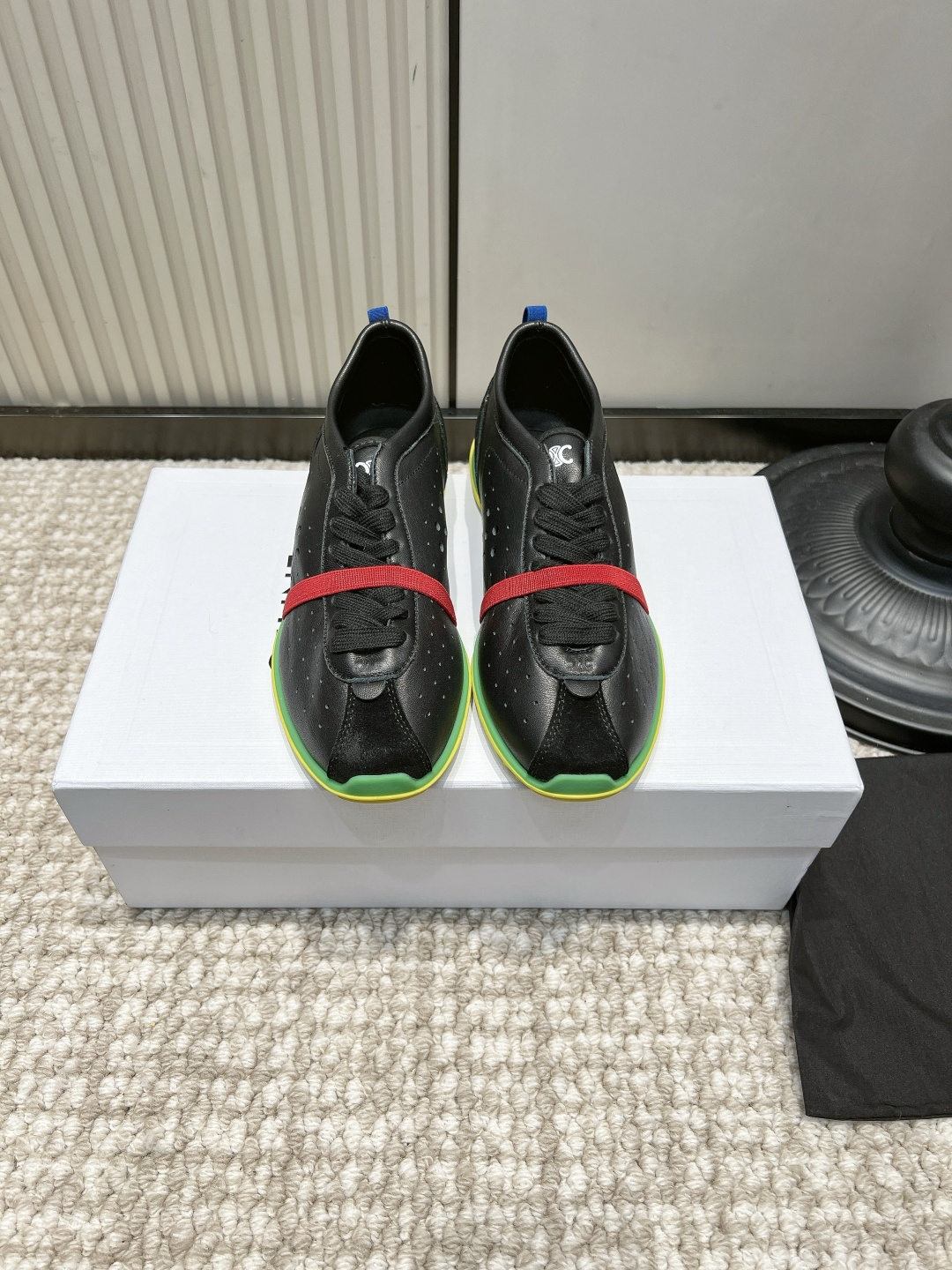 NO:958567,T123 CELINE black contrasting perforated casual sneakers 26ss cool black casual shoes | low-key contrasting color hidden secrets. Matte black cowhide is calm and neat, red straps + blue pull tabs + yellow and green soles cleverly contrasting colors. The punched upper is ventilated and breathable, saying goodbye to stuffy feet when traveling in summer. The shoelaces are double wrapped with elastic straps, which can fit the feet without wearing them when walking for a long time.  Pair it with overalls, black suits, and denim trousers to create a full atmosphere, and you can wear it for both commuting and leisure time to look high-end and cool!  Upper layer of cowhide, foot pads, sheepskin cushions, large rubber outsole, size 35-41, casual shoes/sports shoes, celine, sneakers, business suit, cowhide, sheepskin19860909T123 CELINE 黑调撞色打孔休闲运动鞋26ss 酷感黑调休闲鞋｜低调撞色暗藏小心机 哑光黑牛皮沉稳利落,红绑带+蓝拉袢+黄绿鞋底巧妙撞色 冲孔鞋面通风透气,夏日出行告别闷脚困扰 鞋带搭配弹力绑带双重包裹,长时间走路也贴合不磨脚 搭配工装裤、黑色西装、牛仔长裤氛围感拉满,通勤休闲都能穿出高级酷感！ 鞋面头层牛皮 垫脚羊皮软垫 大底橡胶大底 码数35-41,休闲鞋/运动鞋,celine,sneakers,business suit,cowhide,sheepskin,Women's Shoes