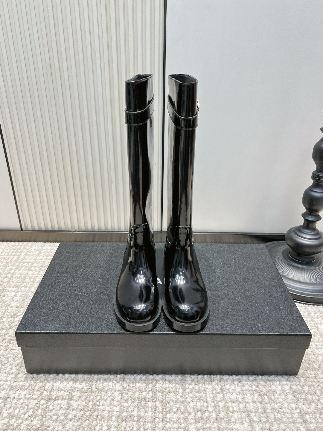 NO:958533,CHANEL Chanel glossy double C buckle low heel high knight boots 26ss Mirror high knight boots | Autumn and winter aura. The glossy black leather has a high-end mirror luster, and the metal double C buckle low-key releases the brand texture. The low thick heel is stable and comfortable for walking, and there is no burden for long shopping and commuting. The high-top version lengthens the proportion of the legs. It is full of aura when paired with long coats, short skirts, and straight jeans.  The leather surface is splash-proof and easy to take care of, so you can wear it calmly even in rainy and snowy weather in autumn and winter. It is elegant and practical!  Upper glossy cowhide, foot pads, sheepskin cushions, outsole rubber outsole, size 35-41 (customized, non-returnable), boots, chanel, chanel, boots, skirts, jeans, cowhide, sheepskin19860909CHANEL 香奈儿亮面双C扣低跟高筒骑士靴26ss 镜面高筒骑士靴｜秋冬气场担当 亮面黑皮自带高级镜面光泽,金属双C扣低调释放品牌质感 低粗跟走路稳妥舒适,长时间逛街通勤毫无负担 高筒版型拉长腿部比例,搭配长款大衣、短裙、直筒牛仔裤都气场十足 皮面防泼好打理,秋冬雨雪天气也能从容穿搭,显贵又实用！ 鞋面亮面牛皮 垫脚羊皮软垫 大底橡胶大底 码数35-41（定做不退换）,靴子,chanel,chanel,boots,skirts,jeans,cowhide,sheepskin,Women's Shoes