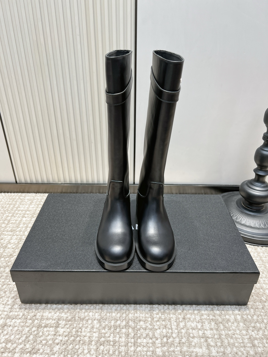 NO:958540,CHANEL Matte double C buckle low heel straight high knight boots 26ss Matte high knight boots | The versatile king of French autumn and winter Matte black cowhide has a calm and high-end texture, and the metal double C buckle is a small highlight. The low thick heel is stable and easy to wear, commuting and shopping all day long. The straight boot shape accommodates various leg types, and it is elegant and elegant when paired with long coats, knitted dresses, and tight jeans.  The matte leather is stain-resistant and durable, making it easy to wear with a simple and noble French atmosphere!  Upper layer of cowhide, foot pads, sheepskin cushions, outsole, rubber outsole, size 35-41 (customized, non-returnable), boots, chanel, chanel, boots, skirts, jeans, cowhide, sheepskin19860909CHANEL 香奈儿哑光双C扣低跟直筒高筒骑士靴26ss 哑光高筒骑士靴｜法式秋冬百搭王者 哑光黑牛皮自带沉静高级质感,金属双C扣作为小巧亮点 低粗跟稳走好穿,通勤逛街全天无负担 直筒靴型包容各种腿型,搭长款大衣、针织连衣裙、紧身牛仔裤都优雅大气 哑光皮质耐脏耐看,轻松穿出简约显贵的法式氛围感！ 鞋面头层牛皮 垫脚羊皮软垫 大底橡胶大底 码数35-41（定做不退换）,靴子,chanel,chanel,boots,skirts,jeans,cowhide,sheepskin,Women's Shoes