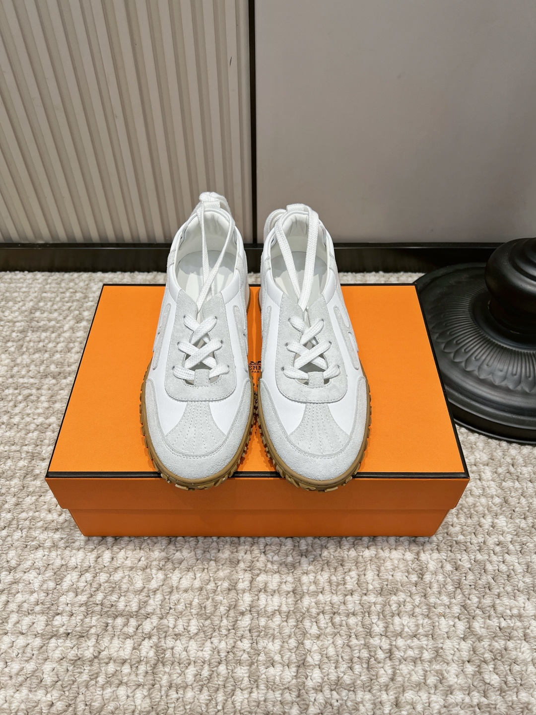 NO:958481,G652 HERMS Hermès white and gray color matching retro moral casual sneakers 26ss milk white retro moral | low-key luxury commuter shoes White cowhide spliced with light gray suede is gentle and refreshing, caramel rubber soles full of retro atmosphere The dark pattern H logo on the shoe body is subtle and high-end, unobtrusive but elegant at first glance The low-top version is versatile and casual, and can be matched with jeans, suit pants, and sports pants  The soft sole is light and comfortable for walking, and can be worn with eyes closed for daily commuting and short trips!  Upper layer of cowhide, foot pads, sheepskin cushions, outsole, rubber outsole, size 35-40, casual shoes/sports shoes, hermes, hermes, sneakers, jeans, business suit, cowhide, sheepskin, chamois leather19860909G652 HERMS 爱马仕白灰拼色复古德训休闲运动鞋26ss 奶白复古德训｜低调轻奢通勤神鞋 白牛皮拼接浅灰麂皮温柔清爽,焦糖生胶鞋底复古氛围感拉满 鞋身暗纹H标识含蓄高级,不张扬却一眼显贵 低帮版型百搭随性,牛仔裤、西装裤、运动裤都能搭 软底走路轻盈舒适,日常通勤短途出行闭眼穿！ 鞋面头层牛皮 垫脚羊皮软垫 大底橡胶大底 码数35-40,休闲鞋/运动鞋,hermes,hermes,sneakers,jeans,business suit,cowhide,sheepskin,chamois leather,Women's Shoes