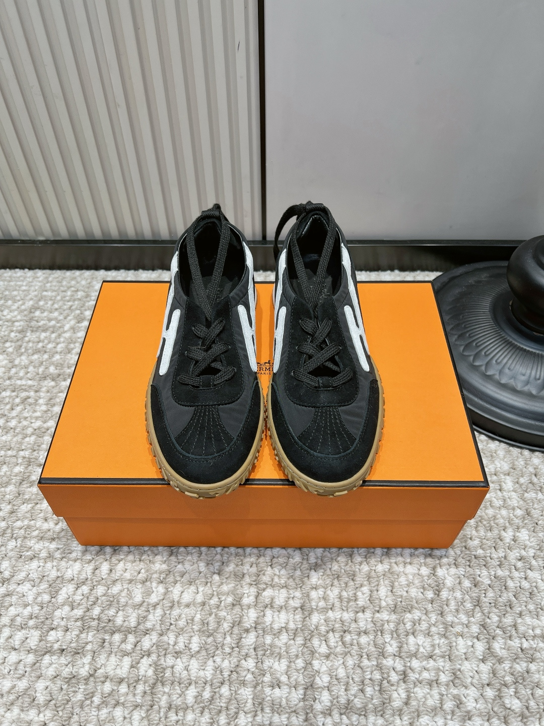 NO:958489,G652 HERMS Hermès black and white retro moral training casual sneakers 26ss black tone retro moral training | cool and light luxury versatile artifact Black suede mixed with nylon fabric is low-key and calm, and the white H logo on the side is just right. Caramel rubber soles have a retro atmosphere and are light and rebound on the foot. The low-cut version is suitable for jeans, overalls, and casual trousers, and can be worn for commuting and outing. Low-key and noble men's first choice for light luxury casual shoes!  Suede upper, sheepskin cushion for feet, rubber outsole, size 35-40, casual shoes/sports shoes, hermes, hermes, sneakers, jeans, sheepskin, chamois leather19860909G652 HERMS 爱马仕黑拼白复古德训休闲运动鞋26ss 黑调复古德训｜酷感轻奢百搭神器 黑麂皮混搭尼龙面料低调沉稳,侧边白色H标辨识度恰到好处 焦糖生胶鞋底复古氛围感拉满,上脚轻盈回弹 低帮版型适配牛仔裤、工装裤、休闲西裤,通勤出游都能穿 低调显贵的男士轻奢休闲鞋首选！ 鞋面反绒麂皮 垫脚羊皮软垫 大底橡胶大底 码数35-40,休闲鞋/运动鞋,hermes,hermes,sneakers,jeans,sheepskin,chamois leather,Women's Shoes