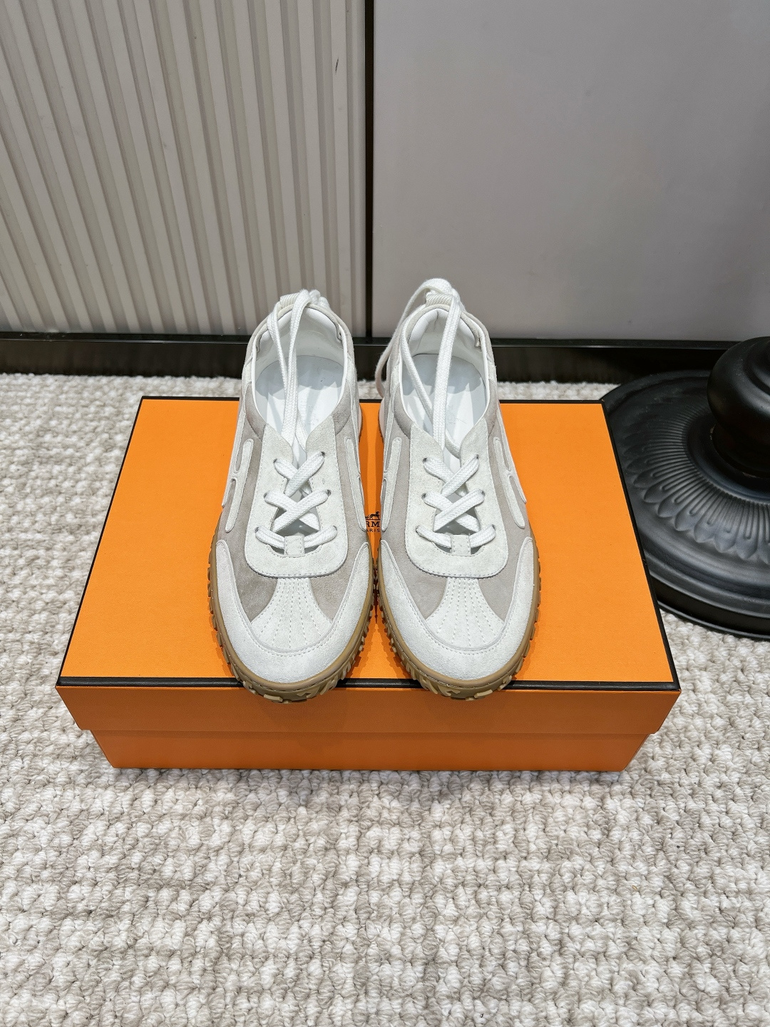 NO:958491,G652 HERMS Hermès light gray full suede retro moral training casual sneakers 26ss light gray suede moral training | gentle, light and luxurious daily versatile style. The light gray suede texture is soft and delicate, and the dark pattern H is low-key to hide the ingenuity. The caramel raw rubber sole has a retro atmosphere, and the color is gentle and easy to wear. The low-top design is suitable for jeans, suits, casual skirts, and is suitable for commuting and outings.  It is light and soft on the feet, with a light and luxurious feel that is low-key and unobtrusive!  Suede upper, sheepskin cushion for feet, rubber outsole, size 35-40, casual shoes/sports shoes, hermes, hermes, sneakers, skirts, business suit, sheepskin, chamois leather19860909G652 HERMS 爱马仕浅灰全麂皮复古德训休闲运动鞋26ss 浅灰麂皮德训｜温柔轻奢日常百搭款 通体浅灰麂皮质感软糯细腻,暗纹H低调藏巧思 焦糖生胶鞋底复古氛围感拉满,配色温柔不挑穿搭 低帮设计适配牛仔、西装、休闲裙装,通勤出游都适配 上脚轻盈柔软,轻奢感低调不张扬！ 鞋面翻毛麂皮 垫脚羊皮软垫 大底橡胶大底 码数35-40,休闲鞋/运动鞋,hermes,hermes,sneakers,skirts,business suit,sheepskin,chamois leather,Women's Shoes