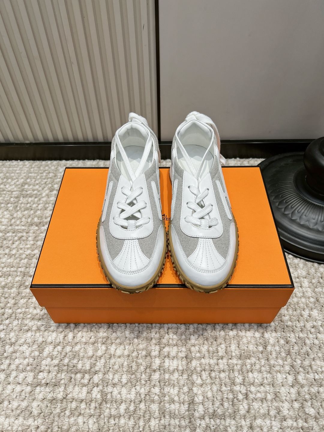 NO:958509,G652 HERMS Hermès white leather mesh breathable retro moral training sneakers 26ss mesh white leather moral training | summer breathable light luxury versatile style White leather splicing silver gray mesh is refreshing and clean, the mesh has hidden H details that are low-key and elegant Caramel raw rubber soles have a retro atmosphere, light and breathable on the feet without stuffiness Low-top version suitable for shorts, nine-point trousers, denim wide-leg pants, suitable for commuting and outings  The refreshing white tone is suitable for all kinds of light-colored outfits in spring and summer!  #HermèsSports Shoes #Netmoral Shoes #Summer Breathable Casual Shoes Upper layer of cowhide Leather foot pads Sheepskin cushions Outsole Rubber outsole Size 35-40, casual shoes/sneakers, hermes, hermes, sneakers, shorts, cowhide, sheepskin19860909G652 HERMS 爱马仕白皮网面透气复古德训运动鞋26ss 网面白皮德训｜夏日透气轻奢百搭款 白皮拼接银灰网面清爽干净,网面暗藏H细节低调显贵 焦糖生胶鞋底复古氛围感拉满,上脚轻盈透气不闷脚 低帮版型适配短裤、九分西裤、牛仔阔腿裤,通勤出游皆可 清爽白调适配春夏各类浅色系穿搭！ #爱马仕运动鞋 #网面德训鞋 #夏日透气休闲鞋 鞋面头层牛皮 垫脚羊皮软垫 大底橡胶大底 码数35-40,休闲鞋/运动鞋,hermes,hermes,sneakers,shorts,cowhide,sheepskin,Women's Shoes