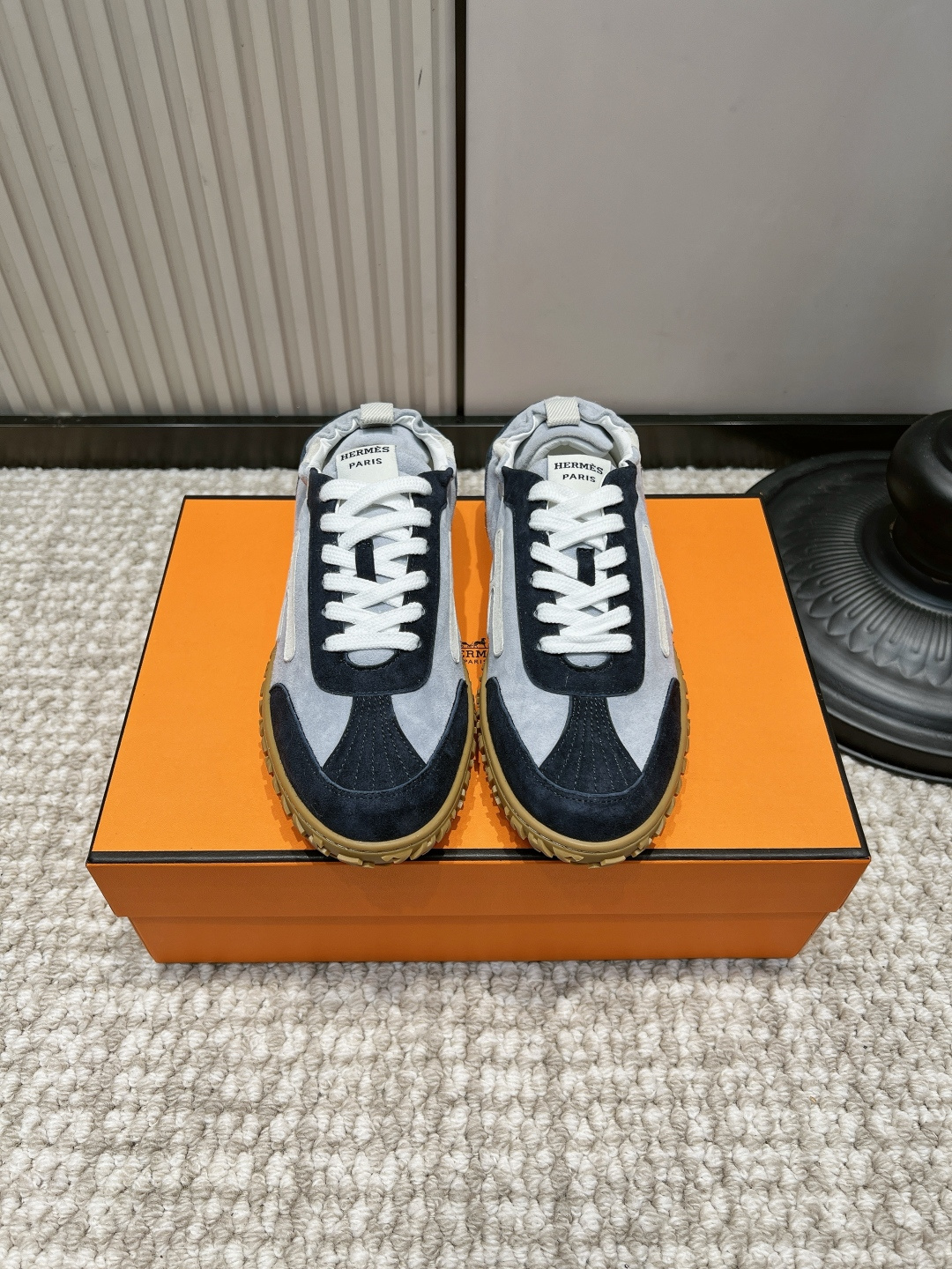 NO:958515,Men 10 G652 HERMS Hermès navy blue light gray color block suede retro De Xun sneakers 26ss gray and blue color block suede De Xun | low-key, light and luxurious, just needed for autumn and winter. Navy blue + light gray two-color suede splicing has a full texture, and the white H logo is a low-key finishing touch. The caramel rubber sole is full of retro atmosphere, and the color is calm and versatile without being ostentatious.  The low-cut version is suitable for overalls, casual trousers, and straight jeans, and is suitable for daily commuting. The soft and waxy suede leather has a noble texture, making it a low-key addition to autumn and winter wear!  Suede upper, sheepskin cushion for feet, rubber outsole, size 35-45 (custom-made for 40 women and 40 men, non-returnable), casual shoes/sports shoes, hermes, hermes, sneakers, jeans, sheepskin, chamois leather19860909男10 G652 HERMS 爱马仕藏青浅灰拼色麂皮复古德训运动鞋26ss 灰蓝拼色麂皮德训｜低调轻奢秋冬刚需款 藏青+浅灰双色麂皮拼接质感拉满,白色H标低调点睛 焦糖生胶鞋底复古氛围感十足,色调沉稳百搭不张扬 低帮版型适配工装裤、休闲西裤、直筒牛仔裤,通勤日常皆适配 软糯麂皮质感显贵,秋冬穿搭的低调加分单品！ 鞋面翻毛麂皮 垫脚羊皮软垫 大底橡胶大底 码数35-45（40女40男定做不退换）,休闲鞋/运动鞋,hermes,hermes,sneakers,jeans,sheepskin,chamois leather,Women's Shoes