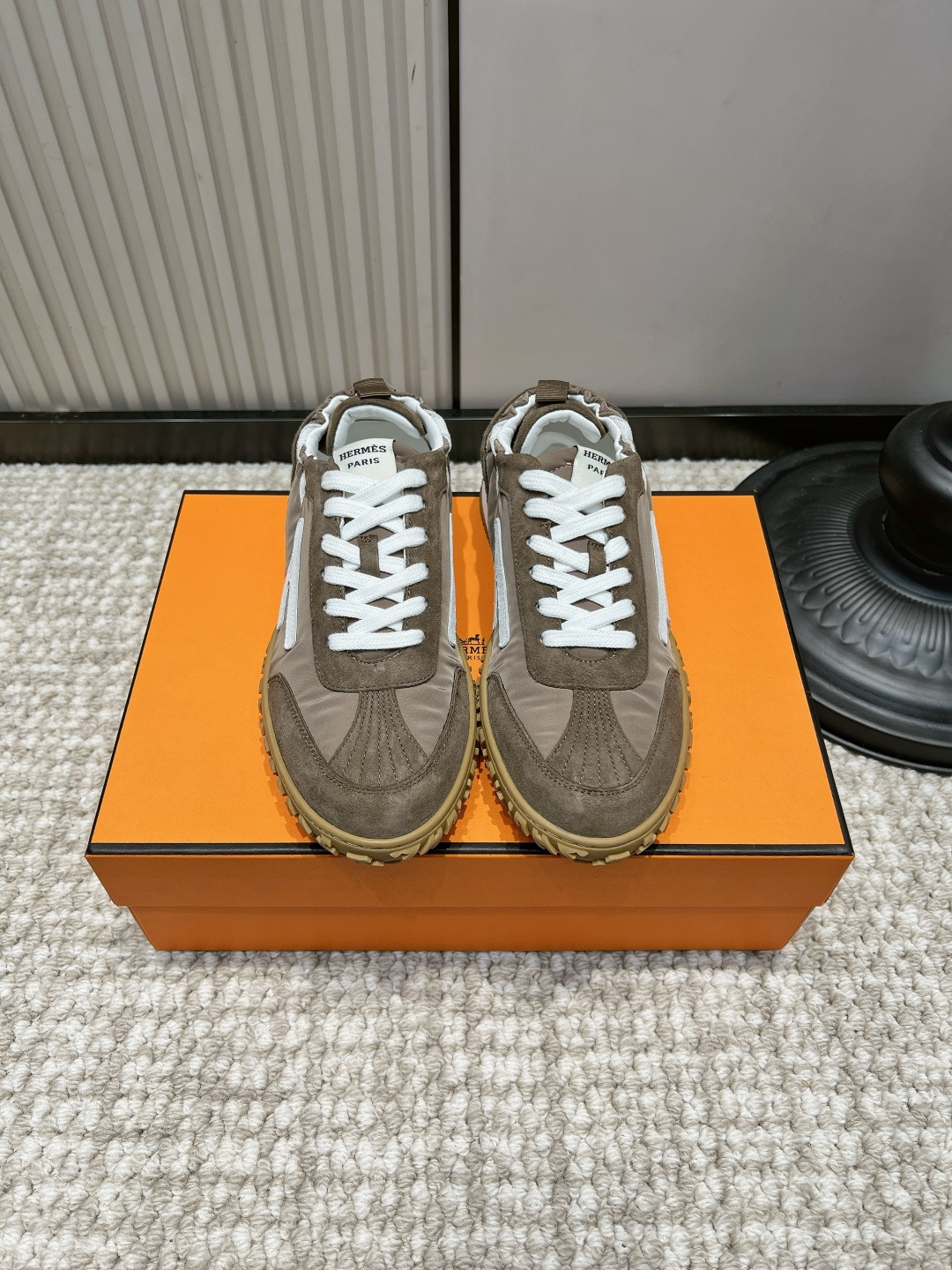NO:958522,Men 10 G652 HERMS Hermès brown suede nylon spliced retro moral training sneakers 26ss mocha brown splicing moral training | calm retro commuting and versatile. Suede + nylon dual material splicing texture layering, white H label is a low-key finishing touch. Caramel texture soles full of retro atmosphere, low saturated coffee color suitable for most autumn and winter outfits  The low-top cuffed version is suitable for suit trousers, overalls, and straight-leg jeans. It can hold up well for light business and leisure. It is light on the feet and not tiring. It is a must-have shoe for men who are low-key and dignified in autumn and winter!  Suede upper, sheepskin cushion for feet, rubber outsole, size 35-45 (custom-made for 40 women and 45 men, non-returnable), casual shoes/sports shoes, hermes, hermes, sneakers, jeans, sheepskin, chamois leather19860909男10 G652 HERMS 爱马仕咖色麂皮尼龙拼接复古德训运动鞋26ss 摩卡棕拼接德训｜沉稳复古通勤百搭咖 麂皮+尼龙双材质拼接质感层次拉满,白H标低调点睛 焦糖纹路鞋底复古氛围感拉满,低饱和咖色适配秋冬绝大多数穿搭 低帮收口版型搭西裤、工装裤、直筒牛仔裤都适配,轻商务休闲都能hold住 上脚轻盈不累脚,低调显贵的男士秋冬刚需鞋款！ 鞋面翻毛麂皮 垫脚羊皮软垫 大底橡胶大底 码数35-45（40女45男定做不退换）,休闲鞋/运动鞋,hermes,hermes,sneakers,jeans,sheepskin,chamois leather,Women's Shoes