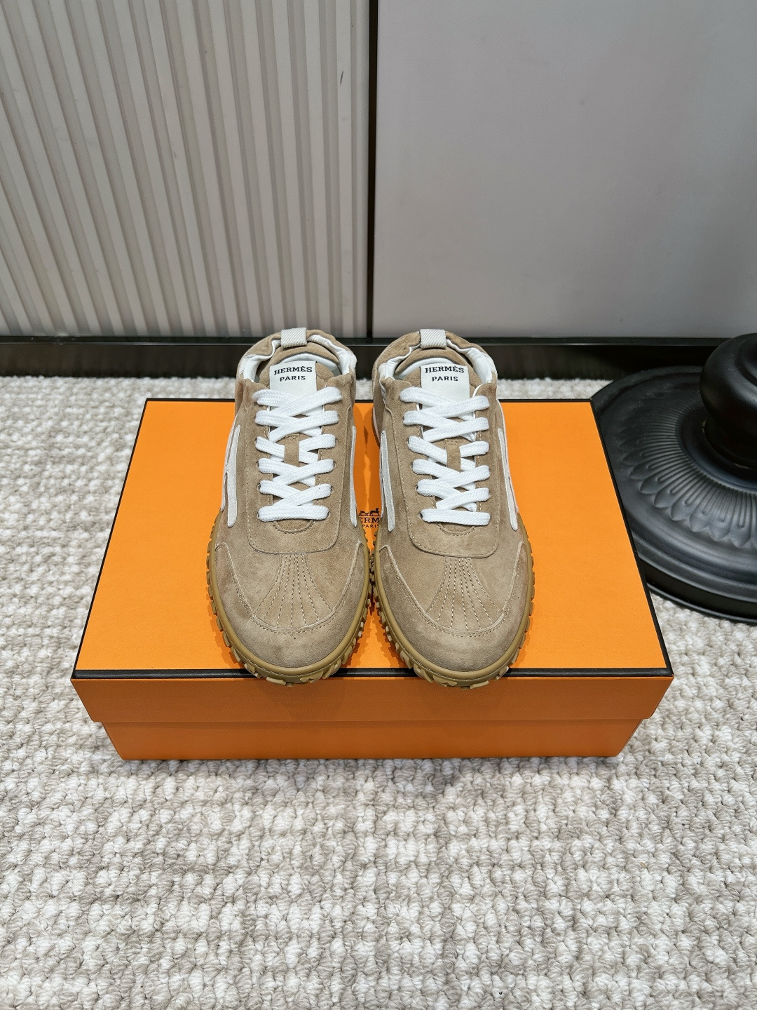 NO:958529,Men 10 G652 HERMS Hermès milk tea color full suede retro De Xun sneakers 26ss #milk tea color full suede De Xun | Gentle and versatile for all seasons. The milk tea suede texture of the whole shoe is soft and waxy, and the white H logo is just right to brighten the look. The soles with caramel texture are full of retro atmosphere, and the low saturated light brown is easy to choose.  The low-cut version is suitable for jeans, casual trousers, and skirts. The same style for men and women can easily create a relaxed and luxurious feel. It can be worn in all seasons without being heavy, and it has a high photogenic rate for daily commuting and outings!  Suede upper, sheepskin cushion for feet, rubber outsole, size 35-45 (40 women, 45 custom-made, non-returnable), casual shoes/sports shoes, hermes, hermes, sneakers, skirts, jeans, sheepskin, chamois leather19860909男10 G652 HERMS 爱马仕奶茶色全麂皮复古德训运动鞋26ss #奶茶色全麂皮德训｜温柔百搭四季款 整鞋奶茶麂皮质感软糯治愈,白色H标恰到好处提亮造型 焦糖纹路鞋底复古氛围感拉满,低饱和浅棕不挑穿搭色系 低帮版型适配牛仔裤、休闲西裤、半身裙,男女同款轻松搭出松弛轻奢感 四季可穿不厚重,日常通勤出游出镜率超高！ 鞋面翻毛麂皮 垫脚羊皮软垫 大底橡胶大底 码数35-45（40女45定做不退换）,休闲鞋/运动鞋,hermes,hermes,sneakers,skirts,jeans,sheepskin,chamois leather,Women's Shoes