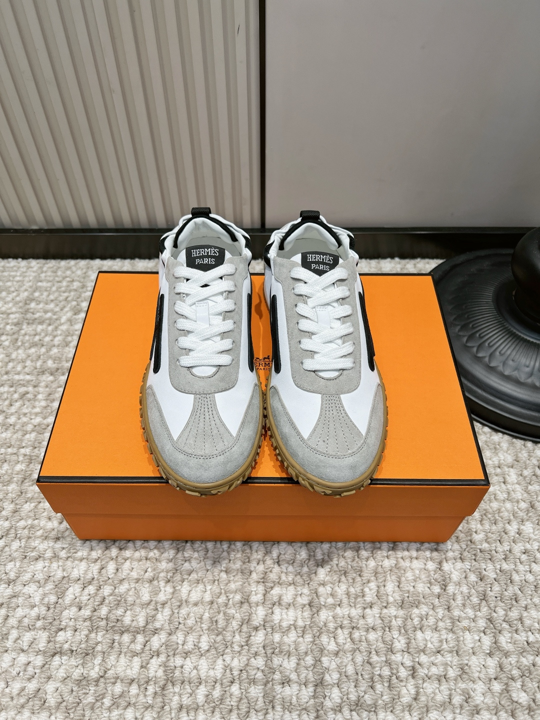 NO:958542,Men's 10 G652 HERMS Hermès gray, white and black color-blocked retro Dexun sneakers 26ss Gray, white and black contrasting Dexun | Refreshing, cool and versatile style. The white leather + gray suede layers are clean and neat, and the black H logo is eye-catching. The caramel rubber sole softens the cold color scheme. Black, white and gray are suitable for various styles of casual and commuting.  The low-cut version is suitable for straight-leg jeans, overalls, and casual trousers. The same style for men and women can easily be worn for a simple and luxurious feel. It is light and burden-free for daily commuting and city outings!  Smooth cowhide suede upper, sheepskin cushion for feet, rubber outsole, size 35-45 (custom-made for 40 women and 45 men, non-returnable), casual shoes/sports shoes, hermes, hermes, sneakers, jeans, cowhide, sheepskin, chamois leather19860909男10 G652 HERMS 爱马仕灰白黑拼色复古德训运动鞋26ss 灰白黑撞色德训｜清爽酷感百搭款 白皮+灰麂皮层次干净利落,黑色H标点睛辨识度拉满 焦糖生胶鞋底柔化冷调配色,黑白灰适配休闲、通勤多种穿搭风格 低帮版型搭直筒牛仔裤、工装裤、休闲西裤都适配,男女同款轻松穿出简约轻奢感 日常通勤、城市出游上脚轻盈无负担！ 鞋面光面牛皮翻毛麂皮 垫脚羊皮软垫 大底橡胶大底 码数35-45（40女45男定做不退换）,休闲鞋/运动鞋,hermes,hermes,sneakers,jeans,cowhide,sheepskin,chamois leather,Women's Shoes