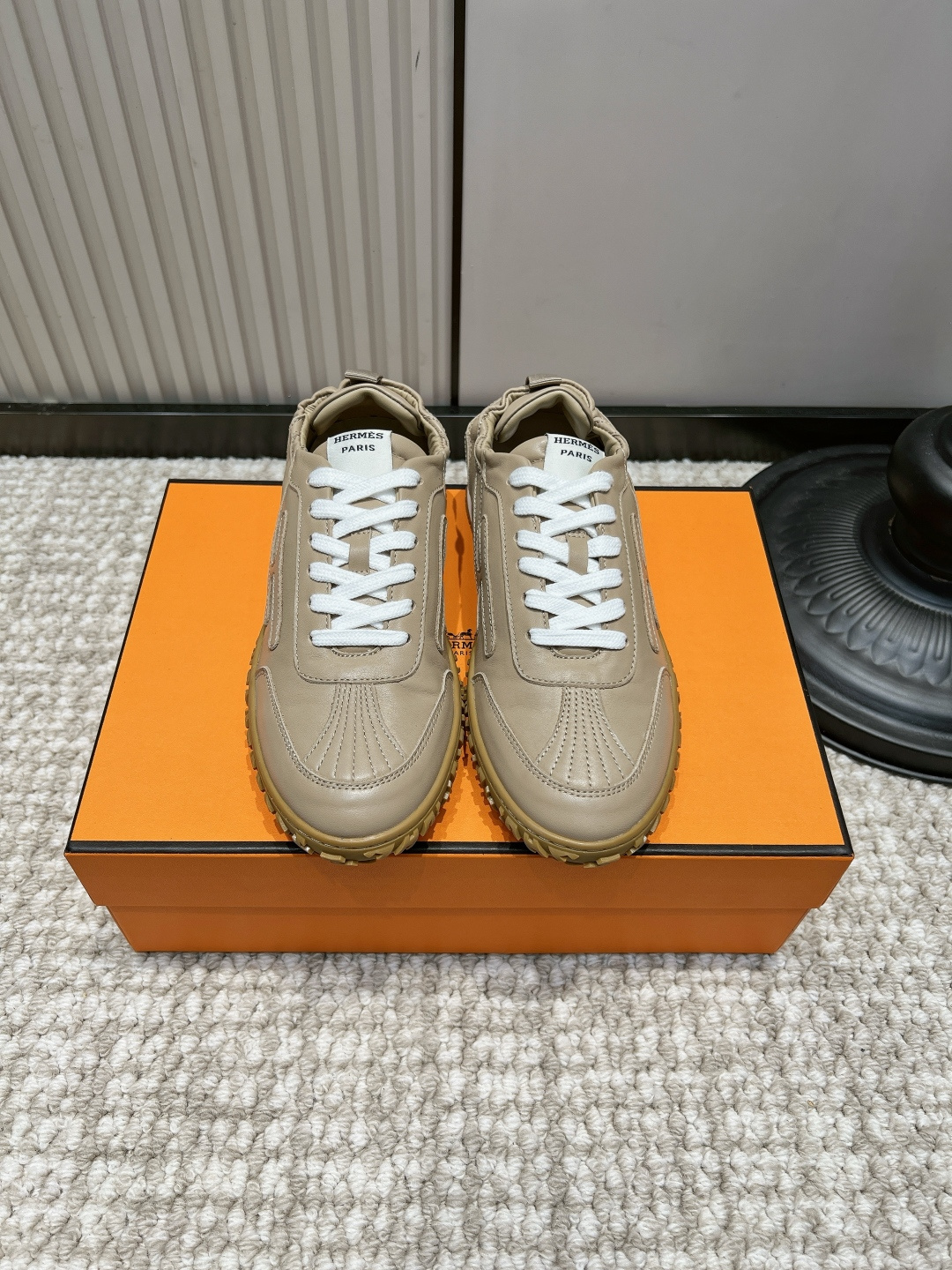 NO:958558,Men 10 G652 HERMS Hermès milk tea color full leather retro moral training shoes 26ss milk tea full leather moral training | low-key, light and luxurious, versatile in all seasons. The whole shoe has the same color glossy cowhide leather texture, and the dark pattern H logo is subtle and recognizable. The caramel raw rubber sole has a retro atmosphere, and the earth tone is suitable for all seasons. The low-top version is suitable for suit pants, straight jeans, and skirts, and the same style for men and women provides a relaxed feeling.  It is soft and comfortable for commuting, dating, and short-distance travel. It is low-key, durable, and has a time-traveling taste!  Upper layer of cowhide, foot pads, sheepskin cushions, large rubber outsole, size 35-45 (custom-made for 40 women and 45 men, non-returnable), casual shoes/sports shoes, hermes, hermes, sneakers, skirts, jeans, business suit, cowhide, sheepskin19860909男10 G652 HERMS 爱马仕奶茶色全皮复古德训鞋26ss 奶茶全皮德训｜低调轻奢四季百搭 整鞋同色光面牛皮质感温润,暗纹H标识含蓄有辨识度 焦糖生胶鞋底复古氛围感拉满,大地色系适配一年四季穿搭 低帮版型搭配西装裤、直筒牛仔裤、半身裙都适配,男女同款松弛感拉满 通勤、约会、短途出行上脚柔软舒适,低调耐看越穿越有味道！ 鞋面头层牛皮 垫脚羊皮软垫 大底橡胶大底 码数35-45（40女45男定做不退换）,休闲鞋/运动鞋,hermes,hermes,sneakers,skirts,jeans,business suit,cowhide,sheepskin,Women's Shoes