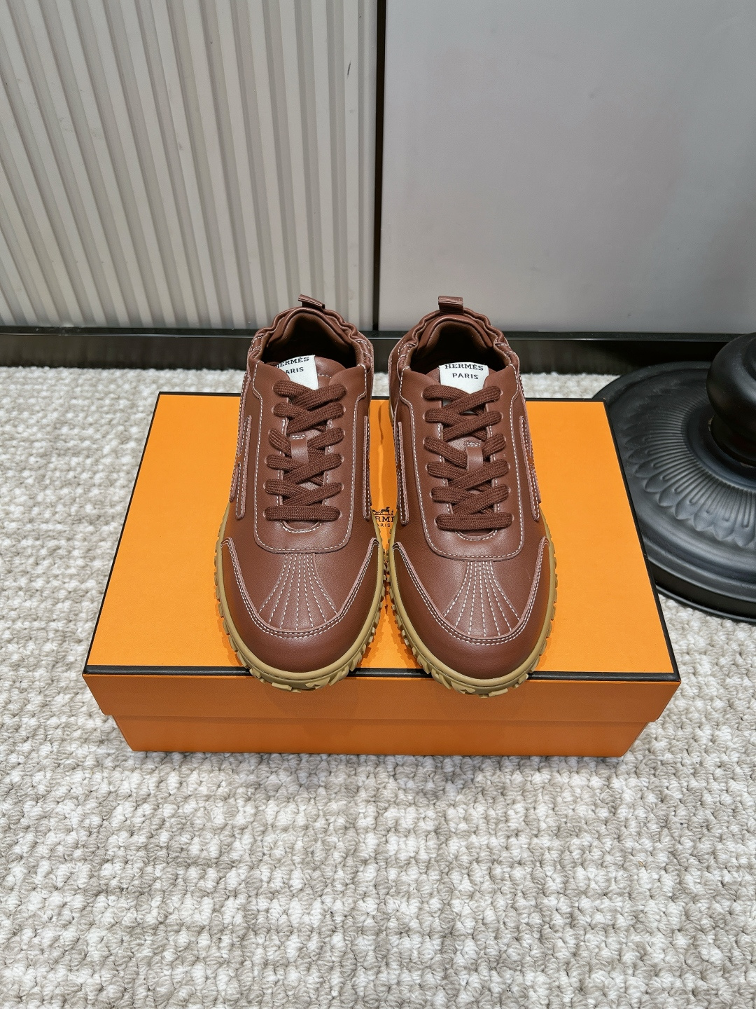 NO:958497,Men 10 G652 HERMS Hermès brown tone full leather retro moral training casual shoes 26ss caramel brown full leather moral training | men’s retro needs for commuting. Rich caramel brown cowhide has a mellow texture, and the white top stitching outlines the neat and delicate layers. The khaki rubber sole comes with a retro filter, and the earth brown is suitable for all kinds of autumn and winter suits and jeans. The low-top version goes well with trousers, overalls, and straight jeans, seamlessly switching between business and leisure.  For daily commuting and short-distance business trips, your feet will not be tired after long walks. It is mature and stable without losing the light and luxurious quality!  Upper layer of cowhide, foot pads, sheepskin cushions, large rubber outsole, size 35-45 (custom-made for 40 women and 45 men, non-returnable), casual shoes/sports shoes, hermes, hermes, sneakers, jeans, business suit, cowhide, sheepskin19860909男10 G652 HERMS 爱马仕棕调全皮复古德训休闲鞋26ss 焦糖棕全皮德训｜男士通勤复古刚需 浓郁焦糖棕牛皮质感醇厚,白明线勾勒层次利落精致 卡其生胶鞋底自带复古滤镜,大地棕适配秋冬西装、牛仔各类穿搭 低帮版型搭西裤、工装裤、直筒牛仔裤都出彩,商务休闲无缝切换 日常通勤、短途出差久走不累脚,成熟稳重又不失轻奢质感！ 鞋面头层牛皮 垫脚羊皮软垫 大底橡胶大底 码数35-45（40女45男定做不退换）,休闲鞋/运动鞋,hermes,hermes,sneakers,jeans,business suit,cowhide,sheepskin,Women's Shoes