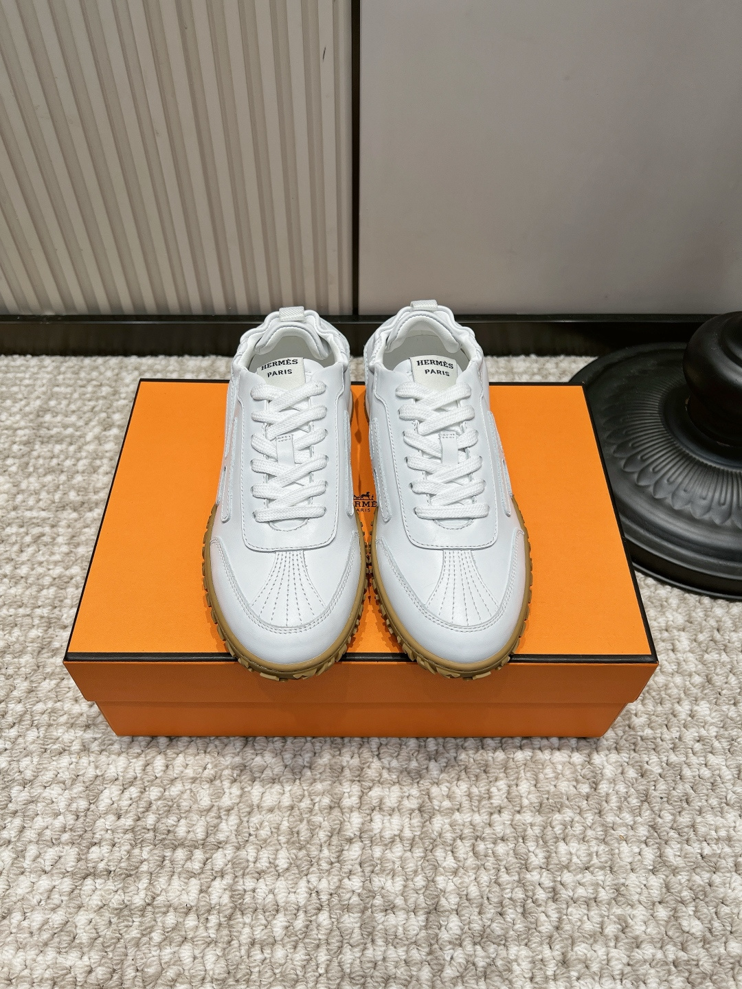 NO:958512,Men 10 G652 HERMS Hermès pure white full leather raw rubber sole De Xun sneakers 26ss Pure white raw rubber sole De Xun | All-match clean white shoes ceiling in spring and summer The whole pure white cowhide texture is transparent, the three-dimensional H logo is low-key and noble The caramel raw rubber sole is gentle and neutralizes the pure white cold feeling, full of retro atmosphere The low-cut version is suitable for jeans, dresses, suit pants and other types of wear, the same style for men and women is refreshing and clean  It is light and breathable for commuting, dating, and outings, and has a super high photo production rate!  Upper layer of cowhide, foot pads, sheepskin cushions, large rubber outsole, size 35-45 (custom-made for 40 women and 45 men, non-returnable), casual shoes/sports shoes, hermes, hermes, sneakers, skirts, jeans, business suit, cowhide, sheepskin19860909男10 G652 HERMS 爱马仕纯白全皮生胶底德训运动鞋26ss 纯白生胶底德训｜春夏百搭干净白鞋天花板 整张纯白牛皮质感通透,立体H标低调显贵 焦糖生胶鞋底温柔中和纯白清冷感,复古氛围感拉满 低帮版型适配牛仔裤、连衣裙、西装裤等各类穿搭,男女同款清爽干净 通勤约会、出游踏青上脚轻盈透气,拍照出片率超高！ 鞋面头层牛皮 垫脚羊皮软垫 大底橡胶大底 码数35-45（40女45男定做不退换）,休闲鞋/运动鞋,hermes,hermes,sneakers,skirts,jeans,business suit,cowhide,sheepskin,Women's Shoes