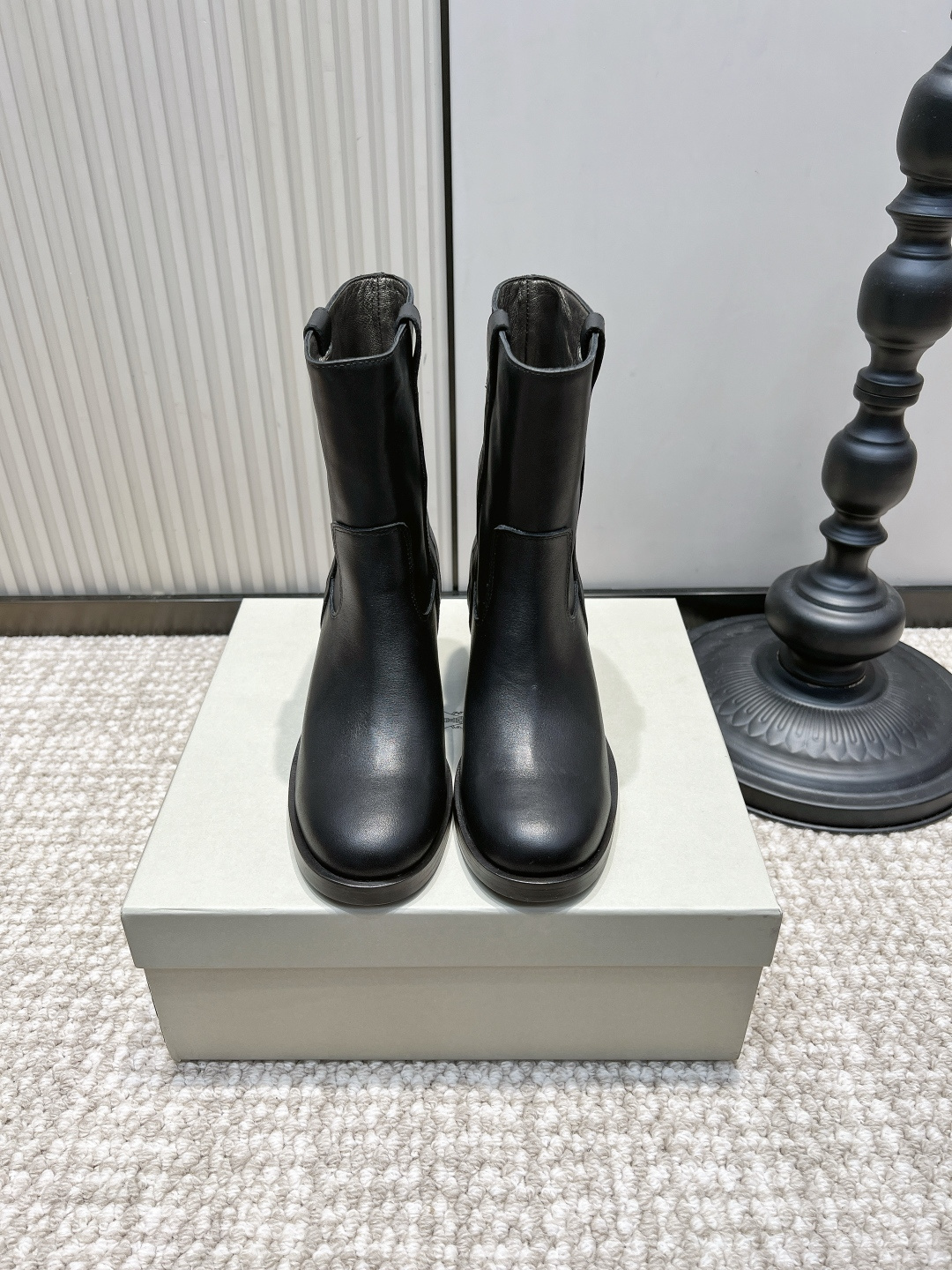 NO:958429,Brunello Cucinelli BC black thick heel commuting short boots 26ss BC black leather thick heel short boots | A must-have for the workplace elite in autumn and winter. The matte black cowhide leather feels warm and high-end, and the square thick heel is stable and easy to wear without spraining your feet. The simple and neat boot shape does not pick up on the leg shape, and is suitable for suit pants, straight skirts, and woolen pants. The velvet lining is warm and comfortable, and can be used for commuting, meetings, and daily appointments.  Low-key and restrained light luxury texture, a perfect addition to your workplace temperament!  Upper layer of cowhide, foot pads of sheepskin cushions, outsole of genuine leather, size 35-39 (40-42 customized, non-refundable), boots, brunello cucinelli, boots, skirts, business suit, cowhide, sheepskin, Leather soles19860909Brunello Cucinelli BC黑色粗跟通勤短靴26ss BC黑皮粗跟短靴｜职场精英秋冬刚需 哑光黑牛皮质感温润高级,方粗跟稳走好穿不崴脚 简约利落靴型不挑腿型,搭配西装裤、直筒裙、毛呢裤都适配 绒感内衬保暖舒适,通勤开会、日常约会都能hold住 低调内敛的轻奢质感,妥妥的职场气质加分单品！ 鞋面头层牛皮 垫脚羊皮软垫 大底真皮大底 码数35-39（40-42定做不退换）,靴子,brunello cucinelli,boots,skirts,business suit,cowhide,sheepskin,Leather soles,Women's Shoes