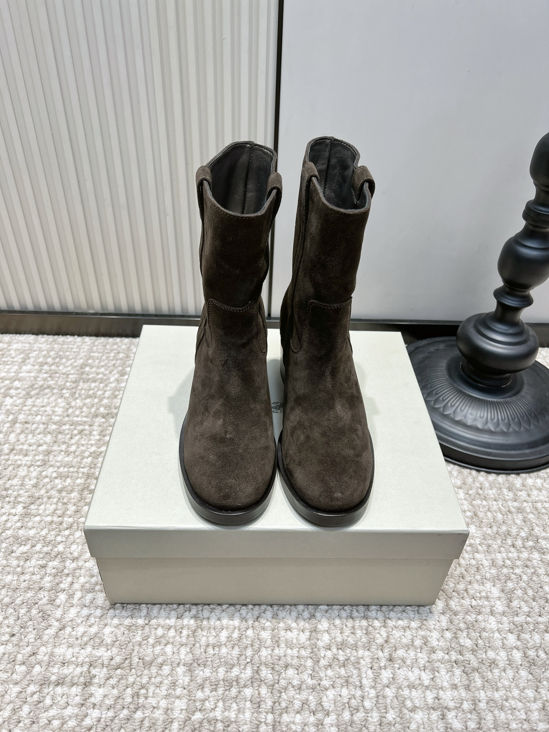 NO:958442,Brunello Cucinelli BC dark brown suede thick heel short boots 26ss dark brown suede short boots | universal partner for autumn and winter retro wear. Dark brown matte suede comes with retro filter, calm tones, advanced and easy to wear. Solid thick high heels quietly increase the proportion, walking steadily without tiring the feet. Suitable for coats, woolen suits, straight jeans, plaid skirts and other items  Suitable for commuting and weekend travel, you can easily achieve the low-key and luxurious autumn texture!  Suede upper, sheepskin cushion for feet, leather outsole, size 35-39 (40-42 customized, non-returnable), boots, brunello cucinelli, boots, skirts, jeans, business suit, sheepskin, chamois leather, Leather soles19860909Brunello Cucinelli BC深棕麂皮粗跟短靴26ss 深棕麂皮短靴｜秋冬复古穿搭万能搭档 深棕哑光麂皮自带复古滤镜,色调沉稳高级不挑穿搭 扎实粗高跟悄悄拔高比例,走路稳妥不累脚 适配大衣、毛呢西装、直筒牛仔裤、格纹半裙等单品 通勤、周末出行都适配,轻松拿捏低调轻奢的秋日质感！ 鞋面反绒麂皮 垫脚羊皮软垫 大底真皮大底 码数35-39（40-42定做不退换）,靴子,brunello cucinelli,boots,skirts,jeans,business suit,sheepskin,chamois leather,Leather soles,Women's Shoes