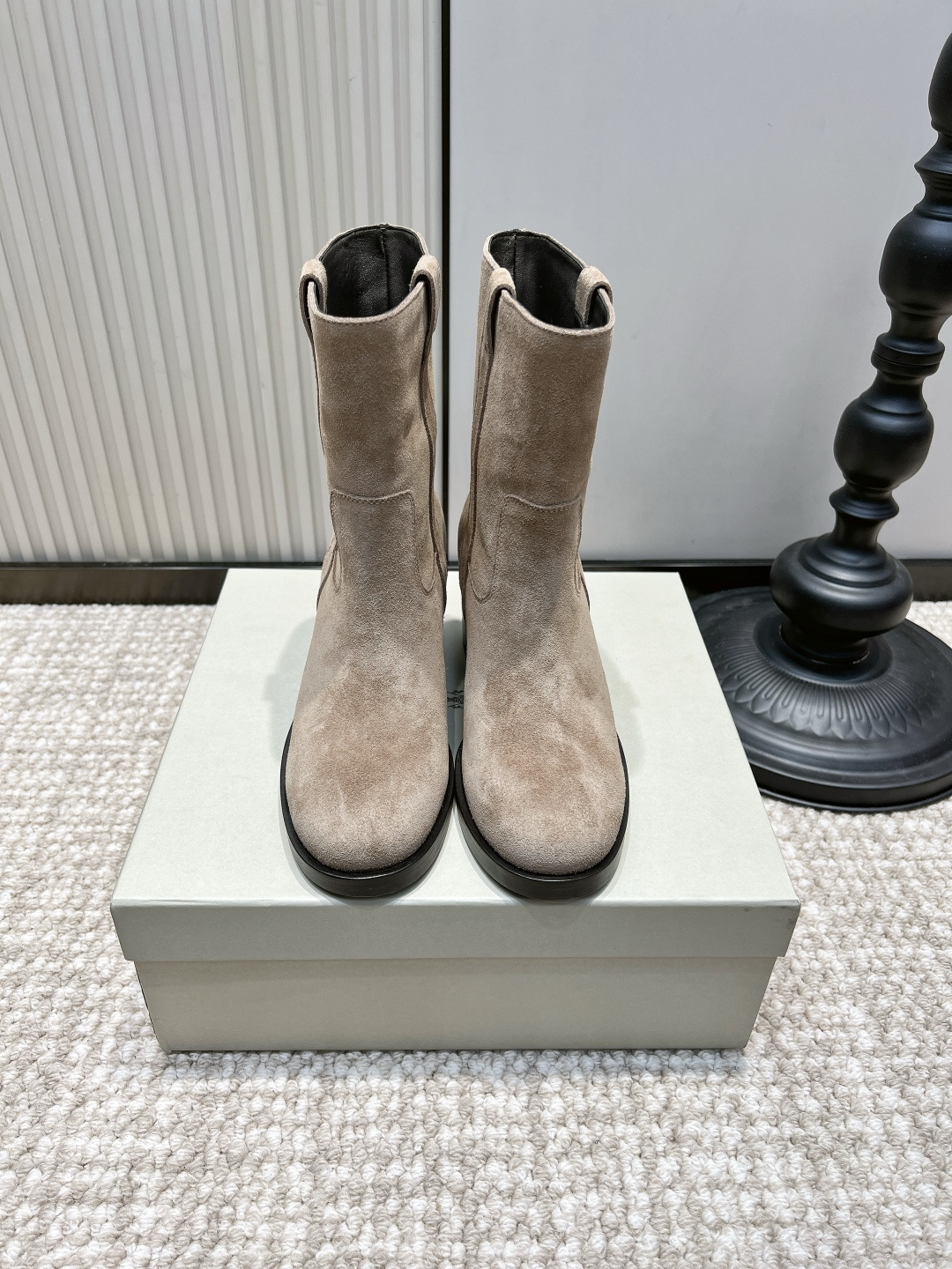 NO:958435,Brunello Cucinelli BC milk tea suede thick heel short boots 26ss milk tea suede short boots | The king of relaxed atmosphere in autumn and winter. Soft milk tea suede is gentle and versatile, and the matte suede comes with a soft light filter. Calm and thick high heels lift the body shape and are stable and easy to walk. The pull-up tab design makes it easy to put on and take off. Suitable for oatmeal coats, denim straight pants, knitted skirts and other styles.  Suitable for commuting and traveling, it can directly bring out the lazy and luxurious autumn and winter atmosphere!  Suede upper, sheepskin cushion for feet, leather outsole, size 35-39 (40-42 customized, non-refundable), boots, brunello cucinelli, boots, skirts, sheepskin, chamois leather, Leather soles19860909Brunello Cucinelli BC奶茶色麂皮粗跟短靴26ss 奶茶麂皮短靴｜秋冬松弛氛围感王者 柔和奶茶调麂皮温柔百搭,哑光绒面自带柔光滤镜 沉稳粗高跟拔高身形又稳妥好走,提拉袢设计穿脱省心 适配燕麦色大衣、牛仔直筒裤、针织半裙等多种穿搭 通勤出游都适配,把慵懒轻奢的秋冬氛围感直接拉满！ 鞋面反绒麂皮 垫脚羊皮软垫 大底真皮大底 码数35-39（40-42定做不退换）,靴子,brunello cucinelli,boots,skirts,sheepskin,chamois leather,Leather soles,Women's Shoes