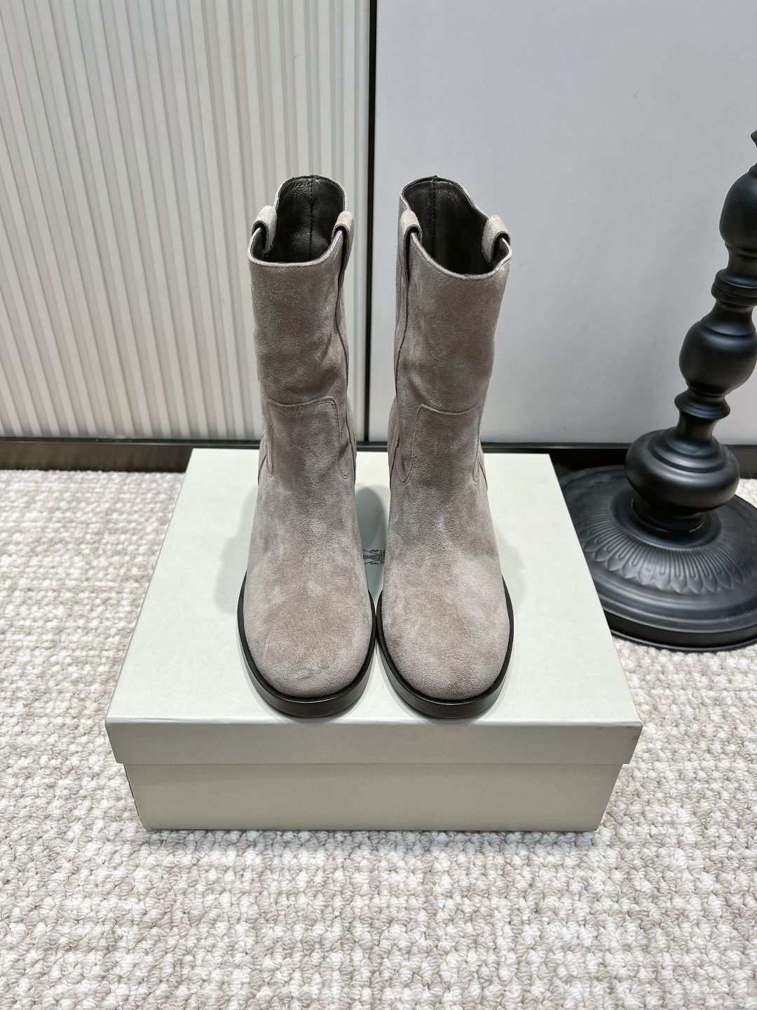 NO:958449,Brunello Cucinelli BC light gray suede thick heel short boots 26ss Light gray suede short boots | Cool and relaxed autumn and winter atmosphere item Low saturation light gray suede texture is soft and durable, matte suede has a low-key sense of luxury Stable thick heels quietly elongate the body shape, pull-up tab design makes it easy to put on and take off Suitable for oatmeal coats, cigarette suits, straight jeans, knitted long skirts, etc.  Suitable for commuting and going to appointments, you can easily wear Italian luxury and relaxed style!  Suede upper, sheepskin cushion for feet, leather outsole, size 35-39 (40-42 customized, non-returnable), boots, brunello cucinelli, boots, skirts, jeans, business suit, sheepskin, chamois leather, Leather soles19860909Brunello Cucinelli BC浅灰调麂皮粗跟短靴26ss 浅灰麂皮短靴｜清冷松弛秋冬氛围感单品 低饱和浅灰麂皮质感柔和耐看,哑光绒面自带低调高级感 稳重粗跟悄悄拉长身形,提拉袢设计穿脱便捷省心 适配燕麦大衣、烟管西装、直筒牛仔裤、针织长裙等穿搭 通勤赴约两相宜,轻松穿出意式轻奢松弛格调！ 鞋面反绒麂皮 垫脚羊皮软垫 大底真皮大底 码数35-39（40-42定做不退换）,靴子,brunello cucinelli,boots,skirts,jeans,business suit,sheepskin,chamois leather,Leather soles,Women's Shoes