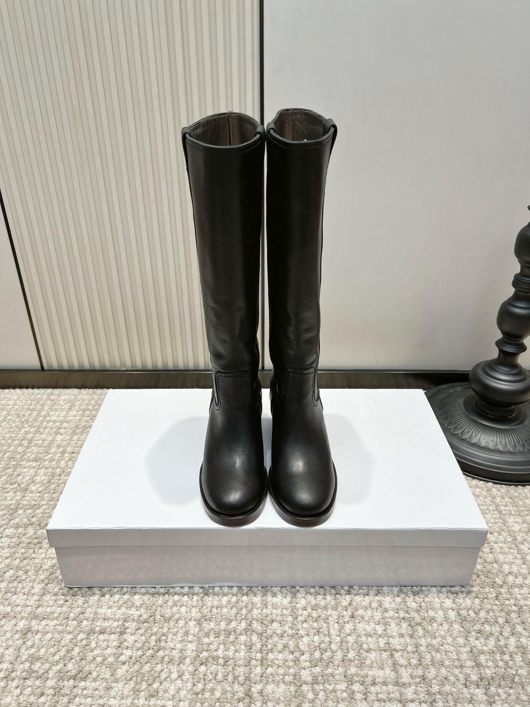 NO:958457,Brunello Cucinelli BC black glossy cowhide thick heel high knight boots 26ss. The textured black boots that professionals need in autumn and winter have been taken care of by BC. The soft cowhide feels soft and delicate, and the low-key matte texture is high-end and unobtrusive. The thick high heels quietly elongate the body shape, walking steadily without tiring the feet, and the pull-up tabs on both sides make it easy to put on and take off. The neat straight boot shape is especially friendly to muscular legs and slightly thick calves, visually straightening the leg line.  It goes well with suits, woolen coats, and straight-leg jeans. It can be worn in formal commuting occasions and daily outings. The Italian style is simple, light and luxurious, and it is full of tones. One pair can cover most of the autumn and winter outfits!  Upper layer of cowhide, foot pads of sheepskin cushions, outsole of genuine leather, size 35-39 (40-42 customized, non-returnable), boots, brunello cucinelli, boots, jeans, business suit, cowhide, sheepskin, Leather soles19860909Brunello Cucinelli BC黑色光面牛皮粗跟高筒骑士靴26ss 职场人秋冬刚需的质感黑长靴被BC拿捏了 软牛皮触感软糯细腻,低调哑光质感高级不张扬 粗高跟悄悄拉长身形,行走稳当不累脚,两侧提拉袢穿脱便捷省心 利落直筒靴型对肌肉腿、小腿微粗特别友好,视觉上顺直修饰腿线 搭配西装套装、毛呢大衣、直筒牛仔裤都适配,通勤正式场合、日常出行都能穿 意式简约轻奢调性拉满,一双就能承包秋冬大半穿搭！ 鞋面头层牛皮 垫脚羊皮软垫 大底真皮大底 码数35-39（40-42定做不退换）,靴子,brunello cucinelli,boots,jeans,business suit,cowhide,sheepskin,Leather soles,Women's Shoes