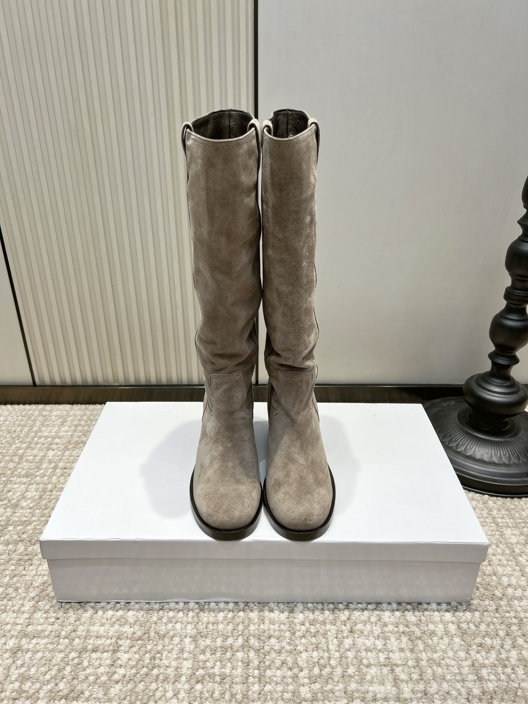 NO:958465,Brunello Cucinelli BC light gray suede thick heel high boots 26ss Autumn and winter earth color matching natal boots are here. BC's light gray suede high boots are gentle and noble!  The matte suede texture is delicate and low-key, and the low-saturated light gray is suitable for coats, knitted skirts, and straight jeans. The solid thick high heels quietly optimize the body proportions, and the pull-up tab design makes it easy to put on and take off. The boots are neatly cut and not close to the legs, and can be cleverly modified for muscular legs and slightly thick calves. Suitable for commuting and holiday travel, and can easily be worn to create a lazy and high-end Italian light luxury atmosphere~ Suede upper suede foot pads Sheepskin cushion  Outsole Genuine leather outsole Size 35-39 (40-42 customized and non-refundable), boots, brunello cucinelli, boots, skirts, jeans, sheepskin, chamois leather, Leather soles19860909Brunello Cucinelli BC浅灰麂皮粗跟高筒靴26ss 秋冬大地色系穿搭本命长靴来啦 BC这款浅灰麂皮高筒靴温柔又显贵！ 哑光绒面质感细腻低调,低饱和浅灰色适配大衣、针织裙、直筒牛仔裤各类单品 扎实粗高跟悄悄优化身材比例,提拉袢设计穿脱省心 靴筒剪裁利落不贴腿,肌肉腿、小腿微粗都能巧妙修饰 通勤穿搭、假日出游都适配,轻轻松松穿出慵懒高级的意式轻奢氛围感～ 鞋面反绒麂皮 垫脚羊皮软垫 大底真皮大底 码数35-39（40-42定做不退换）,靴子,brunello cucinelli,boots,skirts,jeans,sheepskin,chamois leather,Leather soles,Women's Shoes