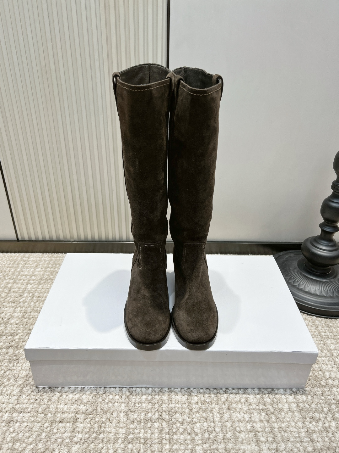 NO:958473,Brunello Cucinelli BC dark brown suede thick heel high boots 26ss. For retro wear in autumn and winter, this pair of BC dark brown suede boots are a must-have. The mellow dark brown tone is classic and eye-catching, and the matte suede comes with a warm retro filter. The solid thick high heels quietly increase the proportion of the body, making walking stable and stress-free. The pull-up tab design makes it easy to put on and take off. The neat straight boot shape will not cling to the calf, and the muscular legs and slightly thick calves can be softly modified.  Pair it with a woolen coat, windbreaker, denim straight pants, and a plaid skirt to instantly enhance the atmosphere. It is suitable for commuting to formal occasions and weekend outings. It has a solid Italian low-key and luxurious autumn and winter texture!  Suede upper, sheepskin cushion for feet, leather outsole, size 35-39 (40-42 customized, non-refundable), boots, brunello cucinelli, boots, skirts, sheepskin, chamois leather, Leather soles19860909Brunello Cucinelli BC深棕麂皮粗跟高筒靴26ss 秋冬复古穿搭就锁这双BC深棕麂皮长靴 醇厚深棕色调经典耐看,哑光麂皮自带温润复古滤镜 扎实粗高跟悄悄拉高身形比例,走路稳当无压力,提拉袢设计穿脱轻松便捷 利落直筒靴型不会紧贴小腿,肌肉腿、小腿微粗都能柔和修饰 搭配毛呢大衣、风衣、牛仔直筒裤、格纹半裙氛围感直接拉满 通勤正式场合、周末出游穿搭都适配,把意式低调轻奢的秋冬质感稳稳拿捏！ 鞋面反绒麂皮 垫脚羊皮软垫 大底真皮大底 码数35-39（40-42定做不退换）,靴子,brunello cucinelli,boots,skirts,sheepskin,chamois leather,Leather soles,Women's Shoes
