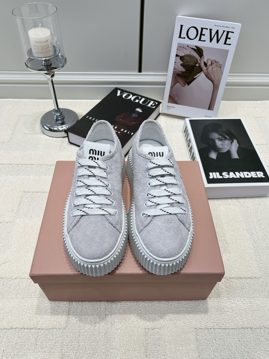 NO:958464,G762 Miu Miu Light Gray Suede Thick-soled Biscuit Casual Sneakers 26ss Cool light gray suede sneakers | A versatile daily tool for sweet girls. Miu Miu's pair of light gray suede thick-soled shoes directly fills the atmosphere!  The soft matte gray is low-key and eye-catching, and the dotted detail laces add a sense of smart design. The rubber thick sole is quietly increased, visually elongating the leg line, and the walking rebound is soothing and not tiring. It is suitable for jeans, skirts, sports suits and other types of wear, and can be worn for commuting, shopping, and dating. The soft and waxy suede texture is noble and unobtrusive, and it is easy to achieve the French sweet girly tone~ suede upper, foot pad lining fabric, outsole, rubber outsole  Size 35-40 (customized, non-refundable), casual shoes/sports shoes, miumiu, sneakers, skirts, jeans, chamois leather19860909G762 Miu Miu 浅灰麂皮厚底饼干休闲板鞋26ss 清冷浅灰麂皮板鞋｜甜妹日常百搭神器 Miu Miu这双浅灰麂皮厚底鞋氛围感直接拉满！ 柔和雾面灰低调耐看,虚线细节鞋带增添灵动设计感 橡胶厚底悄悄增高,视觉拉长腿部线条,走路回弹舒缓不累脚 适配牛仔裤、短裙、运动套装等各类穿搭,通勤、逛街、约会都能穿 软糯麂皮质感显贵不张扬,轻松拿捏法式清甜少女调性～ 鞋面反绒麂皮 垫脚内里织物 大底橡胶大底 码数35-40（定做不退换）,休闲鞋/运动鞋,miumiu,sneakers,skirts,jeans,chamois leather,Women's Shoes