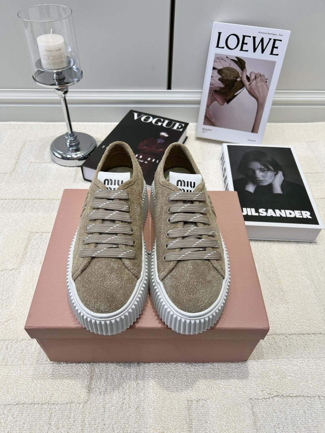 NO:958470,G762 Miu Miu milk tea brown suede thick-soled biscuit casual sneakers 26ss. Milk tea color with gentle ceiling. Miu Miu suede thick-soled shoes are so versatile. The warm milk tea brown has its own autumn atmosphere, and the matte suede feels soft and waxy. The striped shoelaces are low-key to increase the design level. The rubber thick sole quietly lifts the body, and the walking rebound is light and does not tire the feet.  It is suitable for matching with windbreakers, straight jeans, and knitted skirts. It can be used for commuting, shopping, and dating. It has a gentle and relaxed light luxury tone, which is perfect for daily wear in autumn and winter!  #MiuMiu #MIUMiao thick-soled shoes #milk tea color casual sneakers #Autumn and winter all-match women's shoes Suede upper, fabric lining for the feet, rubber outsole, size 35-40 (customized, non-returnable), casual shoes/sports shoes, miumiu, sneakers, skirts, jeans, chamois leather19860909G762 Miu Miu 奶茶棕麂皮厚底饼干休闲板鞋26ss 奶茶色系温柔天花板 Miu Miu麂皮厚底鞋太百搭 暖调奶茶棕自带秋日氛围感,哑光麂皮触感软糯显贵 条纹鞋带低调增加设计层次,橡胶厚底悄悄垫高身形,走路回弹轻盈不累脚 搭配风衣、直筒牛仔裤、针织半裙都适配,通勤逛街约会全能hold住 温柔松弛的轻奢调性,秋冬日常穿搭闭眼入！ #MiuMiu #缪缪厚底鞋 #奶茶色休闲板鞋 #秋冬百搭女鞋 鞋面反绒麂皮 垫脚织物内里 大底橡胶大底 码数35-40（定做不退换）,休闲鞋/运动鞋,miumiu,sneakers,skirts,jeans,chamois leather,Women's Shoes
