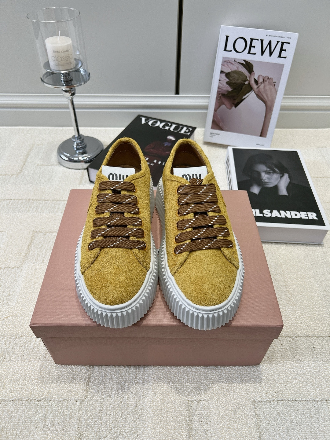 NO:958480,G762 Miu Miu ginger suede thick-soled biscuit casual sneakers 26ss, full of autumn energy. Ginger Miu Miu suede thick-soled shoes are so eye-catching. The rich and gentle turmeric color brings an autumn atmosphere, and the matte suede texture is soft and waxy. The brown and white contrast shoelaces add retro ingenuity, and the thick rubber soles are light and rebound when walking, quietly optimizing the body proportions.  It goes well with denim trousers, work skirts, and knitted suits, and is especially photogenic when taking photos when traveling. It is full of vitality and light luxury, and it can easily escape the boring feeling when wearing it in autumn and winter!  Suede upper, fabric lining for feet, rubber outsole, size 35-40 (customized, non-refundable), casual shoes/sports shoes, miumiu, sneakers, skirts, chamois leather19860909G762 Miu Miu 姜黄色麂皮厚底饼干休闲板鞋26ss 秋日元气担当 姜黄色Miu Miu麂皮厚底鞋太亮眼 浓郁温柔的姜黄配色自带秋日氛围感,哑光麂皮质感软糯高级 棕白撞色鞋带增添复古巧思,厚橡胶底走路回弹轻盈,悄悄优化身材比例 搭配牛仔长裤、工装裙、针织套装都出彩,出游拍照格外上镜 活力轻奢风拉满,秋冬穿搭轻松跳出沉闷感！ 鞋面反绒麂皮 垫脚织物内里 大底橡胶大底 码数35-40（定做不退换）,休闲鞋/运动鞋,miumiu,sneakers,skirts,chamois leather,Women's Shoes