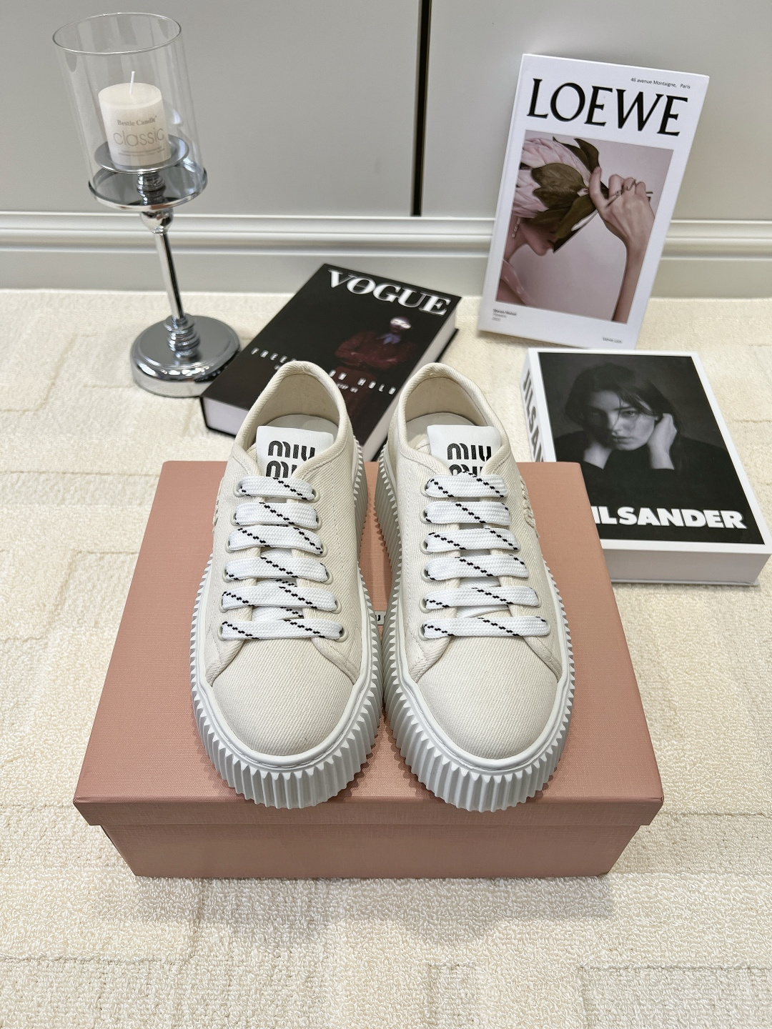 NO:958488,G762 Miu Miu Milk White Canvas Thick-soled Biscuit Casual Sneakers 26ss You can never go wrong with clean and versatile milk white canvas shoes. Miu Miu's canvas biscuit shoes have such a stunning texture!  The twill canvas is refreshing and breathable, and the black and white dotted laces add a small sense of design. The thick rubber sole quietly lifts the figure, and is soft and elastic when walking without tiring the feet. It is suitable for jeans, skirts, and casual suits, and can be used for commuting, shopping, and traveling. The low-saturated milky white is gentle and refreshing, and can be worn repeatedly all year round~ Cotton canvas upper, fabric lining for the feet, large sole, rubber outsole  Size 35-40 (customized, non-refundable), casual shoes/sports shoes, miumiu, sneakers, skirts, jeans19860909G762 Miu Miu 奶白帆布厚底饼干休闲板鞋26ss 干净百搭的奶白帆布鞋永远不出错 Miu Miu这款帆布饼干鞋质感太戳人！ 斜纹帆布清爽透气,黑白虚线鞋带增添小设计感 橡胶厚底悄悄垫高身形,走路软弹不累脚 配牛仔裤、半身裙、休闲套装都适配,通勤、逛街、出游全能hold住 低饱和奶白色温柔清爽,一年四季都能反复穿搭～ 鞋面棉质帆布 垫脚织物内里 大底橡胶大底 码数35-40（定做不退换）,休闲鞋/运动鞋,miumiu,sneakers,skirts,jeans,Women's Shoes