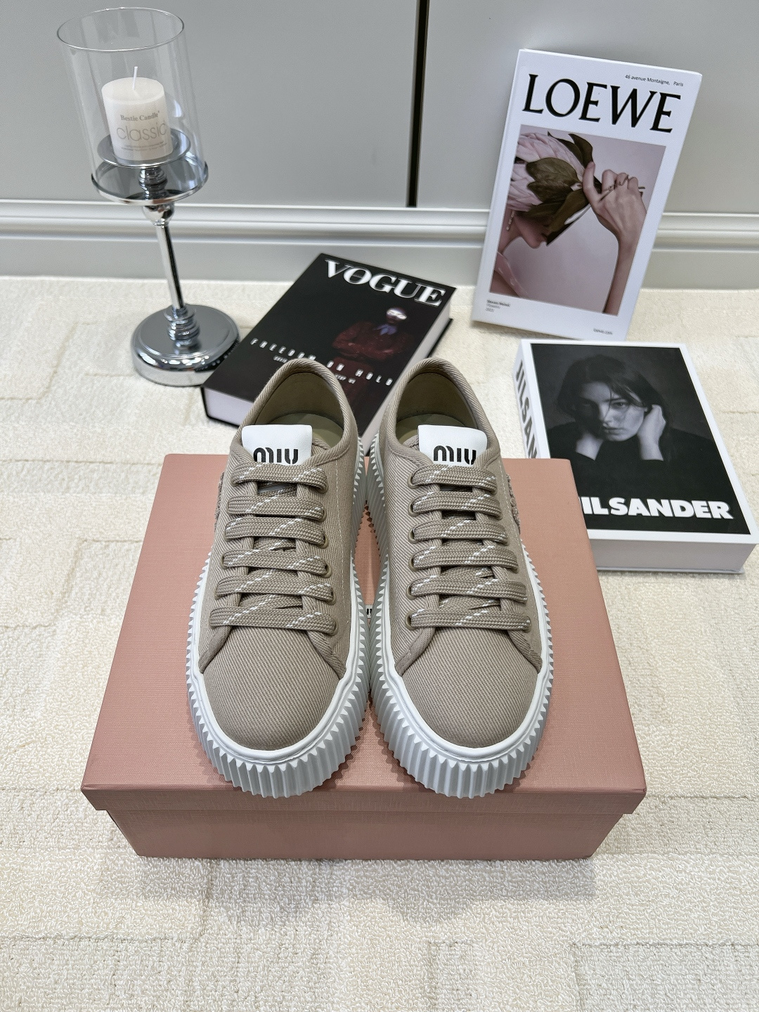 NO:958424,G762 Miu Miu light khaki twill thick-soled biscuit casual sneakers 26ss, the king of all-match earth tones. Light khaki Miu Miu thick-soled shoes are perfect for autumn and winter. Soft and low-saturated khaki tones are gentle and durable, and the twill fabric surface has a neat texture. The contrasting white shoelaces of the same color have exquisite details, and the rubber thick soles are light and soft on the feet, quietly optimizing the body proportions.  Pair it with a windbreaker, straight jeans, and a woolen skirt to create a full atmosphere. It is suitable for commuting, visiting stores, and short trips. The simple and luxurious style can easily be used as a daily outfit for the whole season!  Cotton canvas upper, fabric lining for feet, rubber outsole, size 35-40 (customized, non-refundable), casual shoes/sports shoes, miumiu, sneakers, skirts, jeans19860909G762 Miu Miu 浅卡其斜纹布厚底饼干休闲板鞋26ss 大地色系百搭王者 浅卡其Miu Miu厚底鞋太适配秋冬 柔和低饱和卡其色调温柔耐看,斜纹布面自带利落质感 同色系撞白鞋带细节精巧,橡胶厚底上脚轻盈软弹,悄悄优化身材比例 搭配风衣、直筒牛仔裤、毛呢半裙氛围感拉满,通勤、探店、短途出游都适配 简约轻奢的调性,轻松承包一整季日常穿搭！ 鞋面棉质帆布 垫脚织物内里 大底橡胶大底 码数35-40（定做不退换）,休闲鞋/运动鞋,miumiu,sneakers,skirts,jeans,Women's Shoes