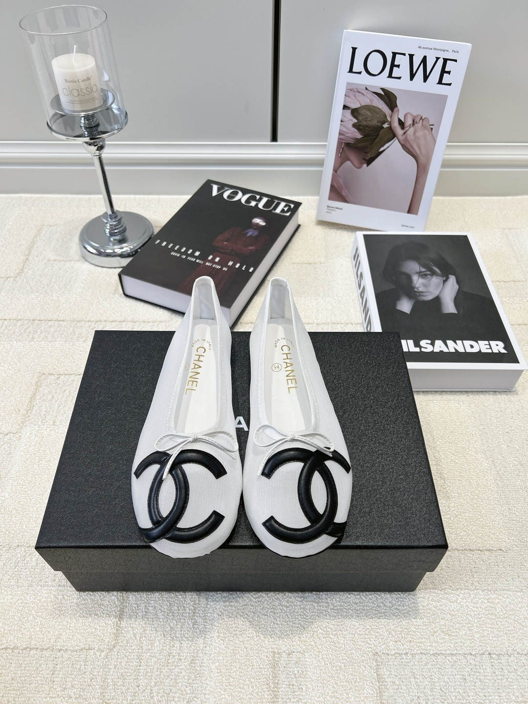 NO:958441,G762 CHANEL Chanel white and black color-blocked mesh bow ballet flats 26ss cool and elegant ceiling Chanel white and black ballet flats are perfect for spring and summer. The clean white mesh is refreshing and breathable, paired with black genuine leather and double C for full recognition. The small bow on the toe is gentle and flexible, the round toe version does not squeeze the toes, and is tolerant of wide feet. It is suitable for matching with floral skirts, suit cigarette pants or straight jeans.  For daily commuting, afternoon tea dates, and short trips, you can achieve French relaxation with just one click, refreshing and elegant!  Breathable mesh upper, sheepskin cushions for feet, flat rubber outsole, size 35-40 (customized, non-refundable), single shoes, chanel, chanel, flats, skirts, jeans, business suit, sheepskin19860909G762 CHANEL香奈儿 白黑拼色网面蝴蝶结芭蕾平底鞋26ss 清冷优雅天花板 香奈儿白黑芭蕾平底鞋太适配春夏 干净白调网面清爽透气,搭配黑色真皮双C辨识度拉满 鞋头小巧蝴蝶结温柔灵动,圆头版型不挤脚趾、包容宽脚 不管配碎花长裙、西装烟管裤还是直筒牛仔裤都适配 日常通勤、下午茶约会、短途出游一键拿捏法式松弛感,清爽又显贵！ 鞋面透气网织 垫脚羊皮软垫 大底橡胶平底 码数35-40（定做不退换）,单鞋,chanel,chanel,flats,skirts,jeans,business suit,sheepskin,Women's Shoes