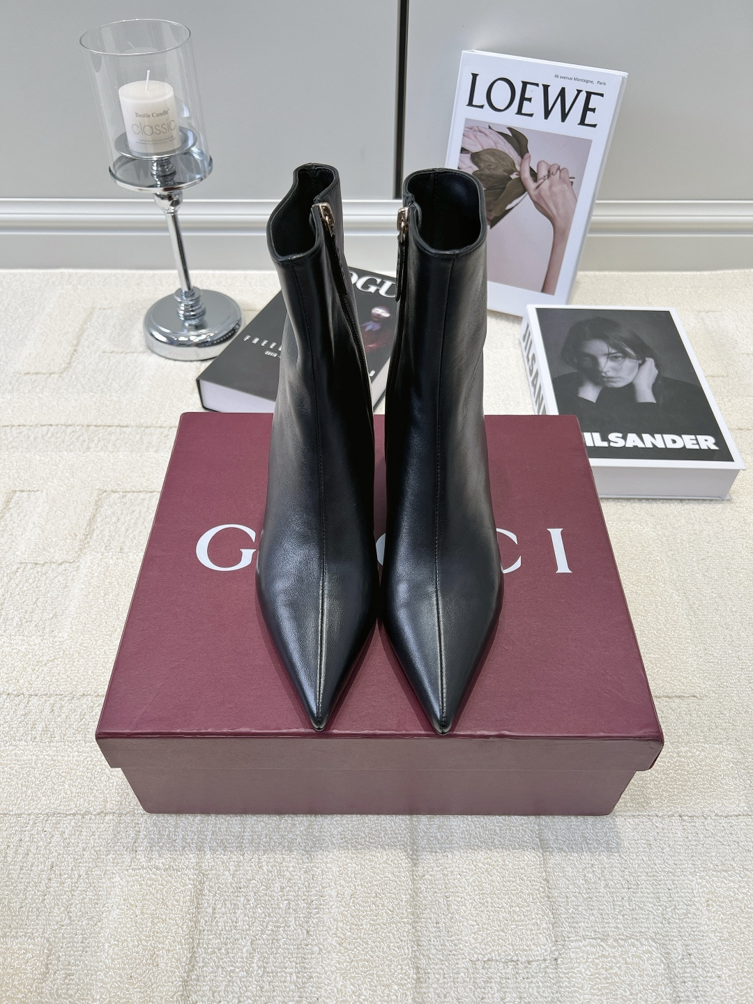 NO:958476,G908 GUCCI Gucci black glossy pointed-toe side zipper high-heeled short boots 26ss. A great tool for workplace aura. Gucci black pointed-toe high-heeled short boots are so cool. The pure black glossy cowhide has a high-end texture. The pointed-toe style quietly lengthens the legs. The invisible zipper on the inside is easy to put on and take off. The neat boot shaft fits the ankle without being bloated. It goes well with suits, tight jeans and short skirts.  Switch between commuting, meetings, and dinner dates with just one click, making you smart and dignified!  Smooth cowhide upper, genuine leather cushions for feet, rubber outsole, size 35-42 (40-42 customized, non-returnable), boots, gucci, gucci, boots, skirts, jeans, business suit, cowhide19860909G908 GUCCI 古驰黑色光面尖头侧拉链高跟短靴26ss 职场气场神器 古驰黑色尖头高跟短靴太飒了 纯黑光面牛皮质感高级,尖头版型悄悄拉长腿型 内侧隐形拉链穿脱方便,利落靴筒贴合脚踝不臃肿 搭配西装套装、紧身牛仔裤、短裙都很出彩 通勤开会、晚宴约会一键切换风格,干练又显贵！ 鞋面光面牛皮 垫脚真皮软垫 大底橡胶大底 码数35-42（40-42定做不退换）,靴子,gucci,gucci,boots,skirts,jeans,business suit,cowhide,Women's Shoes