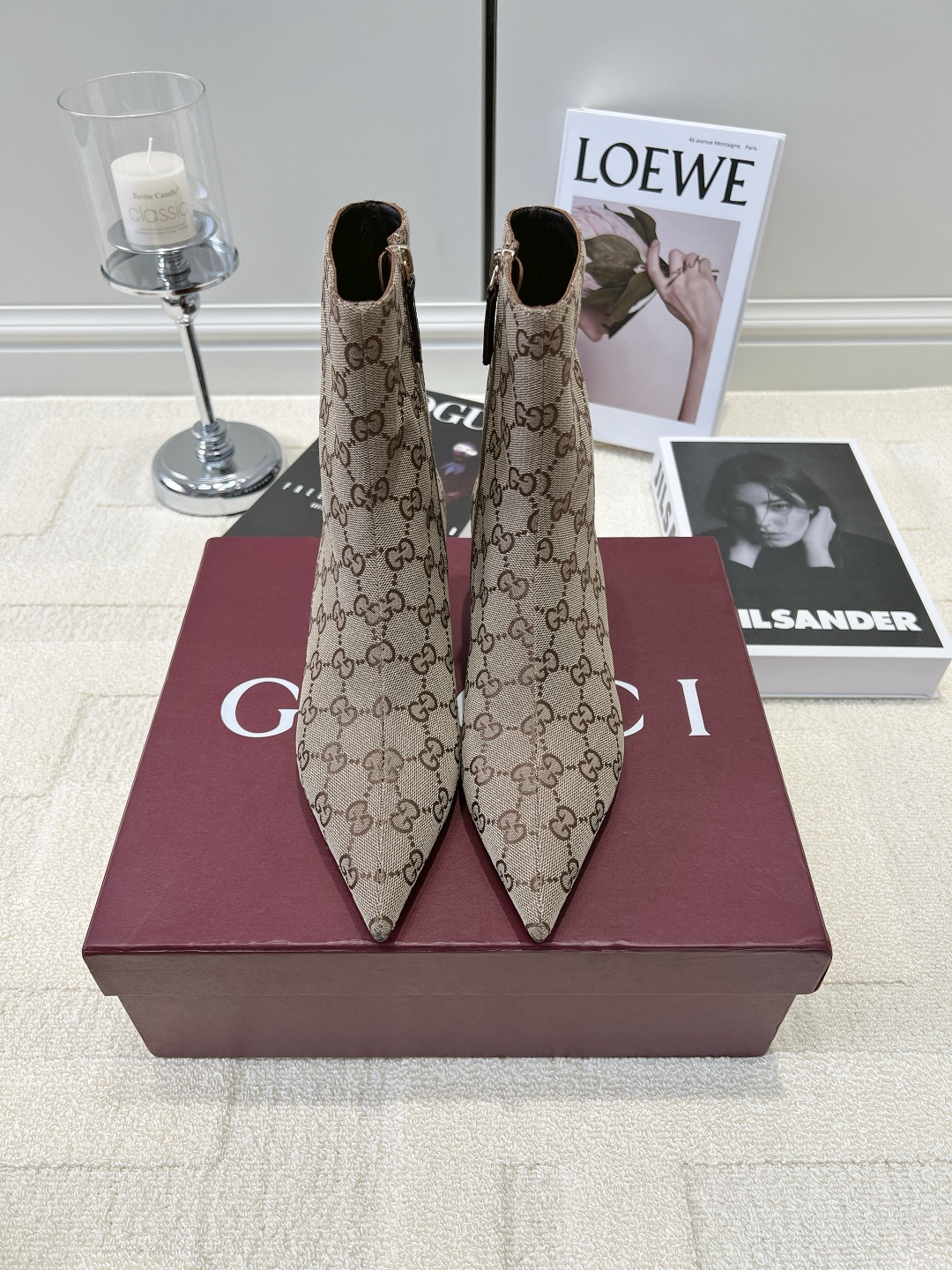 NO:958484,G908 GUCCI Gucci classic GG presbyopic canvas pointed toe high-heeled short boots 26ss. Retro light luxury ace style. Gucci presbyopic pointed toe slim boots are too out of the ordinary. The classic khaki brown presbyopic canvas has a retro atmosphere, and the pointed toe design quietly lengthens the proportion. The side zipper design makes it easy to put on and take off, and the boot leg fits the ankle without looking bloated. Suitable for windbreakers, denim trousers, and leather skirts, and has a high return rate when commuting and shopping.  A low-key way to show off the brand's quality, these boots are a must-have for your autumn and winter wardrobe!  Jacquard canvas upper, leather foot pads, rubber outsole, size 35-42 (40-42 customized, non-returnable), boots, gucci, gucci, boots, skirts19860909G908 GUCCI 古驰经典GG老花帆布尖头高跟短靴26ss 复古轻奢王牌款 古驰老花尖头瘦瘦靴太出圈 经典卡其棕老花帆布自带复古氛围感,尖头设计悄悄拉长比例 侧边拉链设计穿脱省心,靴筒贴合脚踝不显臃肿 配风衣、牛仔长裤、皮质半裙都适配,通勤逛街回头率超高 低调彰显品牌质感,秋冬衣橱百搭刚需靴款！ 鞋面提花帆布 垫脚真皮软垫 大底橡胶大底 码数35-42（40-42定做不退换）,靴子,gucci,gucci,boots,skirts,Women's Shoes