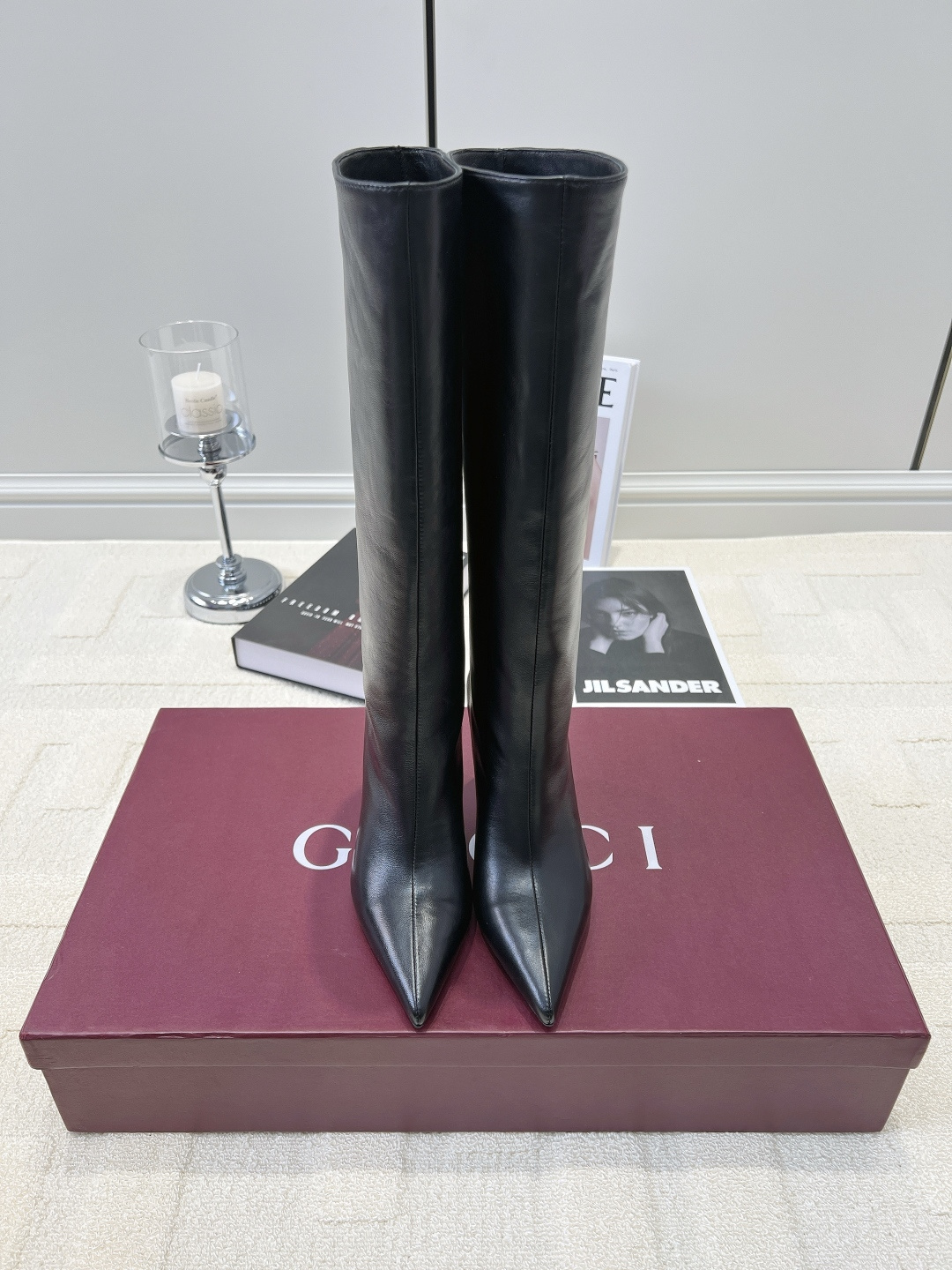 NO:958422,G908 GUCCI Gucci black glossy pointed toe stiletto high knight boots 26ss #Aura-filled autumn and winter boots | Gucci black stiletto high boots. If you want to wear a big heroine in autumn and winter, you must buy this pair of black leather boots. The smooth cowhide texture is full, and the combination of pointed toes and stilettos quietly lengthens the proportions of the legs. The straight boot shape does not stick to the legs and does not look bloated, and can be easily controlled even if the calf is slightly fat.  Paired with a suit coat, leather skirt, and tight jeans, it brings a light and luxurious atmosphere. It can be used for commuting to meetings, dinner dates, and holiday trips, and it is low-key and elegant!  Upper layer of cowhide, foot pads with genuine leather cushions, rubber outsole, size 35-42 (40-42 customized, non-refundable), boots, gucci, gucci, boots, skirts, jeans, business suit, cowhide19860909G908 GUCCI 古驰黑色光面尖头细跟高筒骑士长靴26ss #气场拉满的秋冬神靴｜古驰黑色细跟高筒靴 秋冬想要大女主穿搭,一定要入这双黑皮长靴 顺滑牛皮质感拉满,尖头+细跟组合悄悄拉长腿部比例 直筒靴型不贴腿、不显臃肿,小腿微胖也能轻松驾驭 搭配西装大衣、皮裙、紧身牛仔裤都自带轻奢氛围感 通勤开会、晚宴约会、节日出行全hold住,低调显贵！ 鞋面头层牛皮 垫脚真皮软垫 大底橡胶大底 码数35-42（40-42定做不退换）,靴子,gucci,gucci,boots,skirts,jeans,business suit,cowhide,Women's Shoes