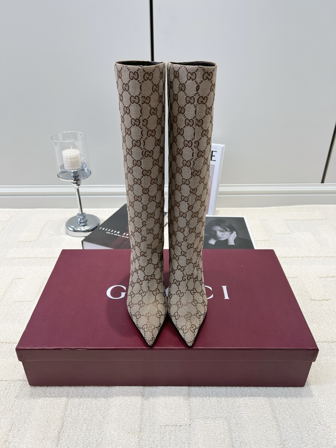 NO:958427,G908 GUCCI presbyopic canvas pointed toe stiletto high boots 26ss #retroceiling｜Gucci presbyopic stiletto high boots are the gods. This pair of presbyopic boots is just what you need for light luxury in autumn and winter. The classic khaki brown GG presbyopic canvas is full of retro atmosphere, and the pointed stiletto heels quietly elongate the body proportions. The straight boot shape is not tight or bloated, and can be worn neatly on any calf thickness.  It looks great when paired with woolen coats, knitted dresses, and tight jeans. It brings a sense of elegance to your upper body for dates, parties, commuting and business trips, and keeps you coming back online!  Jacquard canvas upper, leather pads for feet, rubber outsole, size 35-42 (40-42 customized, non-refundable), boots, gucci, gucci, boots, skirts, jeans19860909G908 GUCCI 古驰老花帆布尖头细跟高筒长靴26ss #复古天花板｜古驰老花细跟高筒长靴封神 秋冬轻奢穿搭刚需就是这双老花长靴 经典卡其棕GG老花帆布复古氛围感十足,尖头细跟悄悄拉长身形比例 直筒靴型不紧绷不臃肿,小腿粗细都能穿出利落感 搭配毛呢大衣、针织连衣裙、紧身牛仔裤都很出彩 约会聚会、通勤出差上身自带贵气,回头率稳稳在线！ 鞋面提花帆布 垫脚真皮软垫 大底橡胶大底 码数35-42（40-42定做不退换）,靴子,gucci,gucci,boots,skirts,jeans,Women's Shoes