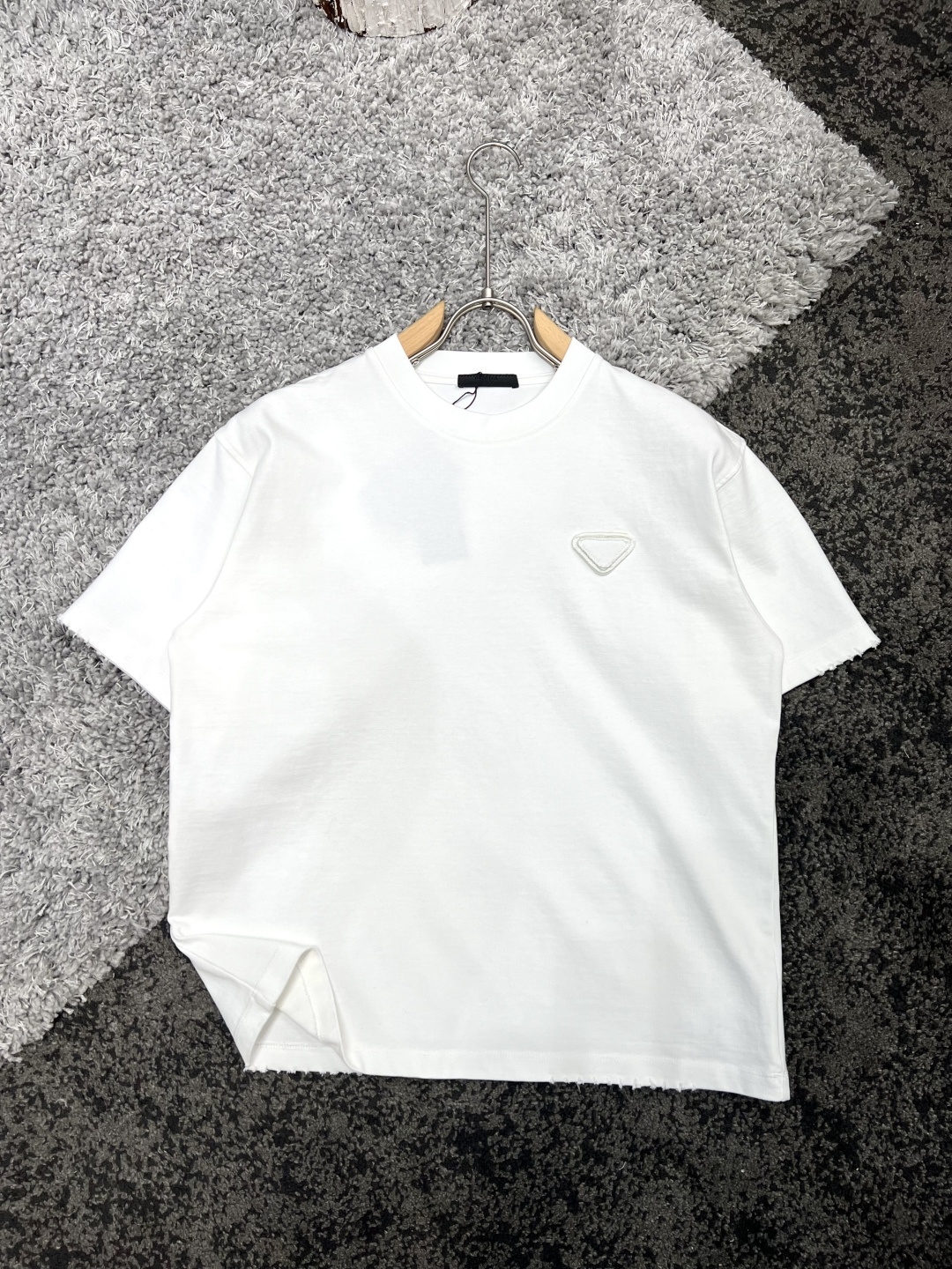 NO:125317,PRADA* Prada long shoulders, wide bust and sleeves S6650.55722.4 M68525923 L7053.56123.6 XL72556324.2 XXL7456.56524.8 Recommended size S/100-115M/ 115-130 L/130-150XL/ 150-170XXL/ 170-190 Weaving embroidered logo short-sleeved T-shirt *Use 26 double strand double yarns with 380g high-quality Xinjiang long velvet cotton, the fabric is tightly intertwined, thick and crisp, close to the body, comfortable and breathable, skin-friendly and soft, warm and comfortable to wear, regular style, ready-to-wear, you can choose the first choice if you like the higher version.  *Woven embroidery marks, triangular markings are cut and superimposed with woven velvet pressing to create a unique height and texture. The artistic feast on the needle tip weaves a dream about delicateness and beauty. The cuffs and hem are hand-woven and worn, and the clothes are washed and bloomed, creating a full sense of design!  *Every product has been carefully designed and made to ensure that every detail is flawless. This persistent pursuit of quality and design, the main model is stylish and has good texture. A very ingenious model. Simple and fashionable. It is recommended to dry cleaning or wrap the back of the laundry bag. It is recommended to dry cleaning or wrap the back of the laundry bag and quickly machine washing and drying naturally. Model JMM6623. The same model for men and women. White. Black. S-XXl,,masion margiela,prada,prada,T-shirt,tees,t-shirt,alexander wang.19860909PRADA*普拉达 衣长肩宽胸围袖长 S6650.55722.4 M68525923 L7053.56123.6 XL72556324.2 XXL7456.56524.8 推荐尺寸 S/100-115M/ 115-130 L/130-150XL/ 150-170XXL/ 170-190 织绒绣花标识短袖T恤 *采用26支双股双纱精选380g优质新疆长绒棉,面料紧密交织厚实挺括贴身穿着舒适透气,亲肤柔顺 穿着既保暖又舒适, 常规版型,成衣普洗 喜欢高版本的可以首选 . *织绒绣花标,三角标识剪裁叠加织绒压底,营造出独有的高度和质感,针尖上的艺术盛宴编织着一场关于细腻与华美的梦境,袖口、下摆做手工磨破 成衣水洗开花,营造满满的设计感！ *每一件产品都经过精心设计和制作,确保每一个细节都完美无瑕,这种对品质和设计的执着追求,主推款 ,上身有型,质感好 非常匠心的一个款 简约中透露着时尚的气息 洗涤方式建议干洗或包裹洗衣袋反面单独冷水快速机洗自然晾干型号JMM6623 男女同款 白色 黑色 S-XXl,,masion margiela,prada,prada,T-shirt,tees，t-shirt,alexander wang,Men's clothing