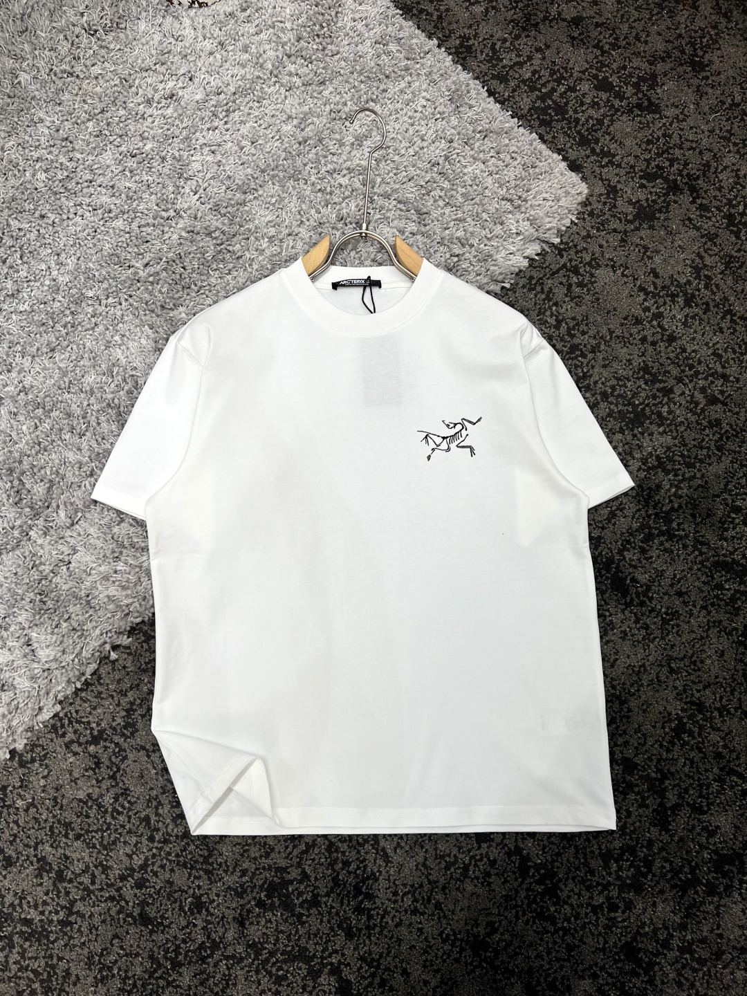 NO:125338,ARCTERYX*Archaeon bird long shoulders wide bust and sleeves long S 714911022 M735011423 L755111824 XL775212225 Recommended size S/100-120M/ 120-140L/ 140-160XL/ 160-180 Micro-label short-sleeved T-shirt *Customized 290g cotton fabric, soft fabric, skin-friendly and comfortable *Printed micro-logo pattern on the chest and the big bird logo design on the back are more iconic. *A high-end clothing item that combines fashion design and exquisite craftsmanship. It cleverly combines the brand's iconic elements with modern trends, showing the unique brand charm and the wearer's personality.  Washing method is recommended to dry cleaning or wrap the back of the laundry bag, separate cold water, quick machine washing, natural drying model XY3444 Men and women, same style, white, red, black S-Xl, arc'teryx, T-shirt,tees, t-shirt, alexander wang19860909ARCTERYX*始祖鸟 衣长肩宽胸围袖长 S 714911022 M735011423 L755111824 XL775212225 推荐尺寸 S/100-120M/ 120-140L/ 140-160XL/ 160-180 微标短袖T恤 *定制290克全棉面料,面料柔软,亲肤舒适 *胸前印花微标图案、后背大鸟标识设计,比较有标志性. *一款融合了时尚设计与精湛工艺的高端服饰单品,它巧妙地将品牌标志性的元素与现代潮流趋势相结合,展现了独特的品牌魅力与穿着者的个性风采. 洗涤方式建议干洗或包裹洗衣袋反面单独冷水快速机洗自然晾干型号XY3444 男女同款 白色 红色 黑色 S-Xl,arc'teryx,T-shirt,tees，t-shirt,alexander wang,Men's clothing