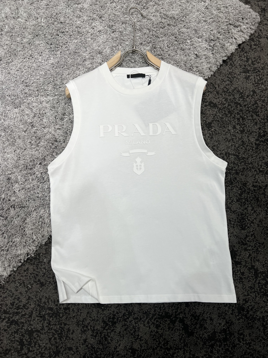 NO:135394,PRADA* Prada long shoulders, wide bust and sleeves XS7238540 S7439560 M7640580 L7841600 Recommended size XS/100-120S/120-150M/ 150-170L/170-200 SS Spring and Summer New Alphabet Seal Vest *Use 280g double strand double yarn cotton fabric, the fabric has been washed and has a more comfortable feel. It is skin-friendly and breathable and cannot be pilled!  Customized color-size threads are simple and classical, the whole piece of clothing is neat and smooth, the back is designed with a turtle back, and the upper body is improved and stylish. *The front piece is classic letter seal design, thick plate printing process, and thick glue is repeatedly printed for 10 layers to achieve a very neat three-dimensional effect. The pattern is clear in color, smooth and smooth, and the lines are washed without falling off and deforming. *No picky places!  What is essential in the wardrobe is a must-have for casual sports wear!  Men and women same style Spot sales number MC2828 White Blue XS-L,,prada,prada,alexander wang19860909PRADA*普拉达 衣长肩宽胸围袖长 XS7238540 S7439560 M7640580 L7841600 推荐尺寸 XS/100-120S/120-150M/ 150-170L/170-200 SS春夏新款字母印章背心 *采用280克双股双纱全棉面料,面料经过洗水处理,手感更加舒适.亲肤透气不起球！定制对色螺纹简约经典版型设计,整件衣服车工走线整齐平整,后背做了龟背设计 上身提拔有型 . *前片经典字母印章设计,采用厚版印花工艺 厚胶浆反复地印刷10层 以达到非常整齐的立体效果 图案色彩清晰,线条光滑流畅水洗不脱落变形 *无任何有挑剔的地方！衣柜里必不可少的属于休闲运动内搭必备款！ 男女同款 现货销售款号MC2828 白色 蓝色 XS-L,,prada,prada,alexander wang,Men's clothing