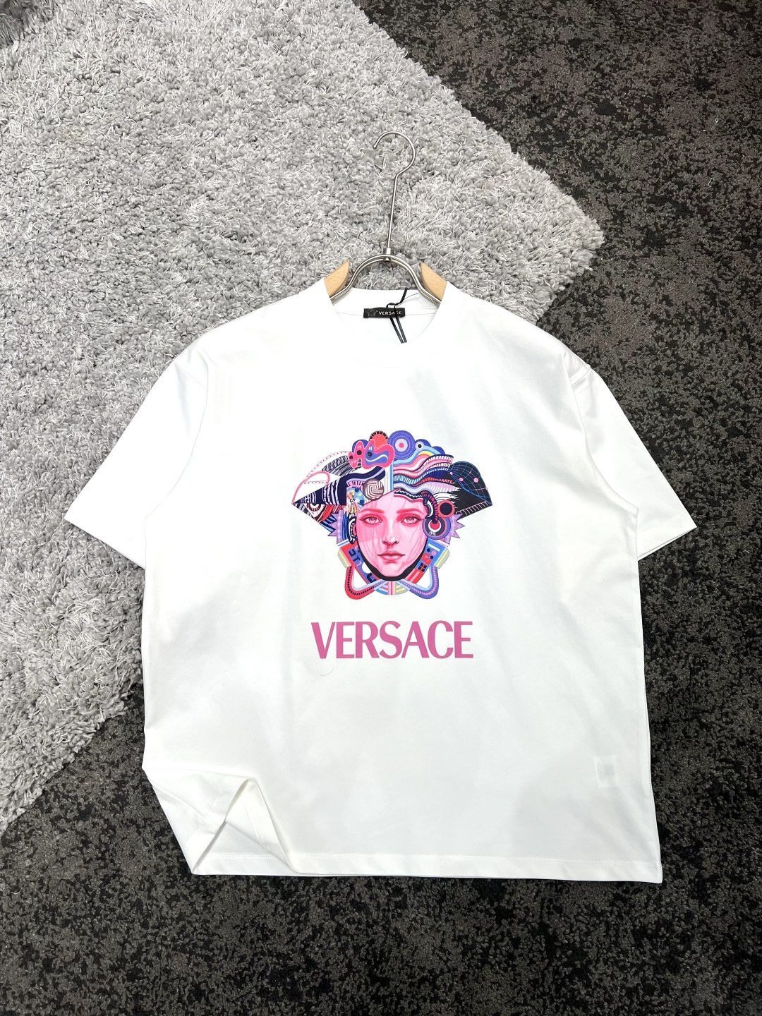 NO:125326,Versace*Versace*Clothes long shoulders, wide bust, sleeves 7153.55924 M73556125 L7556.56326 XL77586527 Recommended size S/100-120M/ 120-150L/150-170XL/ 170-200 Medusa printed short-sleeved T-shirt *Under 280g Xinjiang cotton ice-sensing Solona fabric  It has multiple characteristics such as cool ice skin, skin-friendly and breathable, quick-drying and antibacterial, moisture-absorbing and sweating. This fabric uses Xinjiang cotton as the main ingredient to ensure the comfort and durability of the fabric. At the same time, through Solona technology treatment, the fabric can bring a cool touch when worn in summer and effectively reduce the body temperature. In addition, the fabric also has good breathability and antibacterial properties, which can keep the skin dry and reduce bacterial growth. The moisture-absorbing and sweating function can quickly discharge sweat when exercising or sweating, keeping the body dry and comfortable. Preparatory clothing washing, those who like high-end versions can choose the first choice. Preparatory clothing three-dimensional and stylish OS tailoring, full of flesh-covering and pulling. *The Medusa printed pattern on the chest of the garment, the pattern is inspired by Medusa in Greek mythology. She grew swan wings, and there was no hair on her head, only coiled snakes, but even so, her beauty is still difficult to cover up.  As a brand logo, it seems to convey an irresistible temptation to the world!  * Basic fitted style cut can take into account the needs of all seasons of the year, and the classic continues to lead the trend!  Washing method is recommended to dry cleaning or wrap the back of the laundry bag, separate cold water, quick machine washing, natural drying model AMC2518, same model for men and women, white, black S-Xl,,versace,versace,T-shirt,tees,t-shirt,alexander wang19860909Versace*范思哲 衣长肩宽胸围袖长 7153.55924 M73556125 L7556.56326 XL77586527 推荐尺寸 S/100-120M/ 120-150L/150-170XL/ 170-200 美杜莎印花短袖T恤 *采用280克新疆棉冰感索罗娜面料 具有凉感冰皮、亲肤透气、速干抗菌、吸湿排汗等多重特性.这种面料采用了新疆棉作为主要成分,保证了面料的舒适度和耐用性.同时,通过索罗娜科技处理,使得面料在夏季穿着时能带来冰凉的触感,有效降低体感温度.此外,该面料还具有良好的透气性和抗菌性能,能够保持皮肤干爽,减少细菌滋生.吸湿排汗功能则能在运动或出汗时迅速将汗水排出,保持身体干爽舒适.成衣普洗 喜欢高版本的可以首选 成衣立体有型OS剪裁 遮肉拉垮感满满 *衣身胸前美杜莎印花图案,图案灵感来源于希腊神话中的美杜莎,她长出了天鹅的翅膀,头上没有头发,只有盘绕的蛇,但即便如此,她的美丽依旧难以掩盖. 作为品牌logo,似乎在向世人传达一种难以抗拒的诱惑力！ *础款合身版型裁剪,可兼顾一年四季的穿搭需求,经典沿续继续引领潮流！ 洗涤方式建议干洗或包裹洗衣袋反面单独冷水快速机洗自然晾干型号AMC2518 男女同款 白色 黑色 S-Xl,,versace,versace,T-shirt,tees，t-shirt,alexander wang,Men's clothing