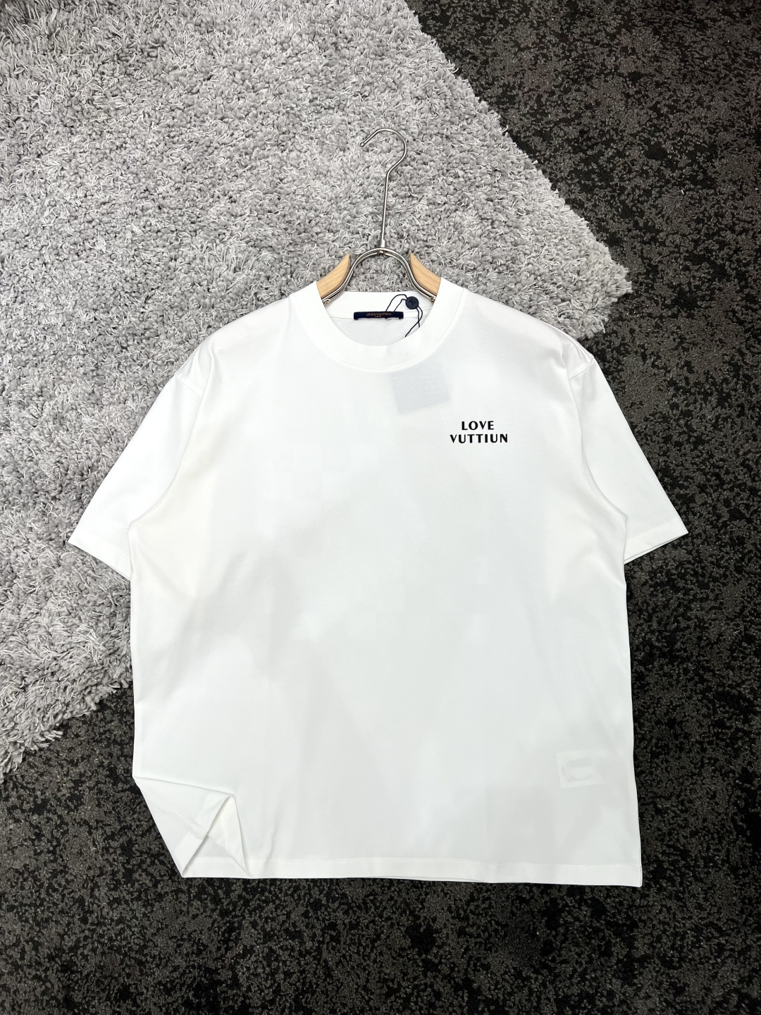 NO:125320,Louis Vuitton*Louis Vuitton long shoulder wide bust sleeves S7153.55924 M73556125 L7556.56326 XL77586527 Recommended size S/100-120M/ 120-150L/ 150-170XL/ 170-200 Classic checkerboard printed short-sleeved T-shirt *Use 280g Xinjiang cotton ice-sensing Solona fabric  It has multiple characteristics such as cool ice skin, skin-friendly and breathable, quick-drying and antibacterial, moisture-absorbing and sweating. This fabric uses Xinjiang cotton as the main component to ensure the comfort and durability of the fabric. At the same time, through Solona technology, the fabric can bring a cool touch when worn in summer and effectively reduce the body temperature. In addition, the fabric also has good breathability and antibacterial properties, which can keep the skin dry and reduce bacterial growth. The moisture-absorbing and sweating function can quickly discharge sweat when exercising or sweating, keeping the body dry and comfortable. If you like the high-end version, you can choose the first choice. The three-dimensional and stylish OS tailoring of the garment, which covers the flesh and pulls the body with a full sense of weight. * The front logo is offset printed and printed logo letters, and the rear Damier designs black and white chessboard is simple and fashionable, with high recognition.  * Featured with fine plaid patterns and two contrasting colors, it is very 