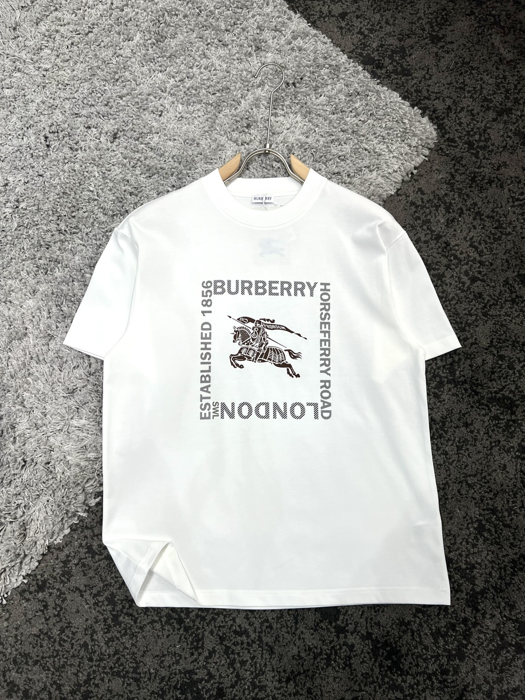 NO:125349,Burberry* Burberry's long shoulders, wide bust, long sleeves, S 714911022 M735011423 L755111624 XL775212225 Recommended size S/100-120M/ 120-145L/ 145-165XL/ 165-190 War Horse logo short-sleeved T-shirt *Selected 280g 26 double yarns tight-spinned fabric, both breathability and comfort, wear resistance and texture coexist. Every time you wear it, it is a gentle care for the skin. *This T-shirt is eye-catching with the silicone war horse logo, and the war horse border and brand letter logo make people recognize Burberry's British style at a glance.  *Let the classic war horses take you to the forefront of fashion, this is an indispensable fashion item in your wardrobe. Washing method is recommended to dry cleaning or wrap the back of the laundry bag, separate cold water and quick machine washing, natural drying model XL1166 Men and women, same style, white, nutmeg, black S-Xl,,burberry,burberry,T-shirt,tees,t-shirt,alexander wang19860909Burberry*巴宝莉 衣长肩宽胸围袖长 S 714911022 M735011423 L755111624 XL775212225 推荐尺寸 S/100-120M/ 120-145L/ 145-165XL/ 165-190 战马标识短袖T恤 *精选280g 26支双纱紧密纺面料,透气性与舒适度兼备,耐磨性与质感并存.每一次穿着,都是对肌肤的温柔呵护. *这款T恤以硅胶战马logo夺人眼球,战马边框加以品牌字母logo让人一眼就能认出Burberry的英伦风范. *让经典战马带你驰骋时尚前沿,此款是你衣橱中不可或缺的时尚单品. 洗涤方式建议干洗或包裹洗衣袋反面单独冷水快速机洗自然晾干型号XL1166 男女同款 白色 肉豆蔻色 黑色 S-Xl,,burberry,burberry,T-shirt,tees，t-shirt,alexander wang,Men's clothing