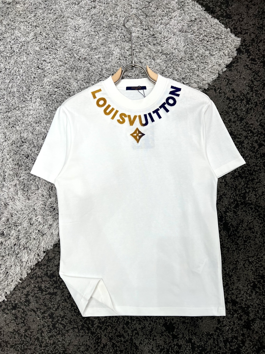 NO:125345,Louis Vuitton*Louis Vuitton long shoulders wide bust length S694810622 M715011023 L735211424 XL755411825 Recommended size S/100-120M/ 120-140L/140-160XL/ 160-180 Rainbow logo short-sleeved T-shirt *It is made of 280 grams of cotton fabric, the fabric has been washed and has a more comfortable feel. It is skin-friendly and breathable and cannot be pilled!  Customized color thread simple and classic style design, the whole piece of clothing is neat and flat, the upper body is casual and comfortable, and the slim-fitting version is. *The neckline adopts contrasting thick toothbrush embroidery technology letter logo, *The rendered printing design integrates with the large body to create a rich and diverse texture to highlight the charm of diverse trendy details. The washing method is recommended to dry cleaning or wrap the back of the laundry bag, and it is quick to machine wash and dry naturally. Model AXH9900, the same style as men and women. White, fruit green S-Xl,,louis vuitton,louis vuitton,T-shirt,tees,t-shirt,alexander wang19860909Louis Vuitton*路易威登 衣长肩宽胸围袖长 S694810622 M715011023 L735211424 XL755411825 推荐尺寸 S/100-120M/ 120-140L/140-160XL/ 160-180 彩虹标识短袖T恤 *采用280克全棉面料,面料经过洗水处理,手感更加舒适.亲肤透气不起球！定制对色螺纹简约经典版型设计,整件衣服车工走线整齐平整,上身休闲舒适,修身版形. *领口采用撞色厚版牙刷绣工艺浮雕技术字母标识, *渲染式印花设计与大身融为一体,打造丰富多样的质感彰显多样化的潮流细节魅力. 洗涤方式建议干洗或包裹洗衣袋反面单独冷水快速机洗自然晾干型号AXH9900 男女同款 白色 果绿色 S-Xl,,louis vuitton,louis vuitton,T-shirt,tees，t-shirt,alexander wang,Men's clothing