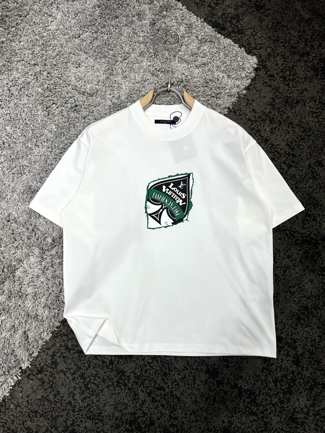 NO:125343,Louis Vuitton*Louis Vuitton long shoulders wide bust sleeves S7053.55924 M72556125 L7456.56326 XL76586527 Recommended size S/100-120M/ 120-140L/ 140-170 XL/ 170-200 Wheat ear logo short-sleeved T-shirt *Use 280g Xinjiang cotton ice-sensing Solona fabric  It has multiple characteristics such as cool ice skin, skin-friendly and breathable, quick-drying and antibacterial, moisture-absorbing and sweating. This fabric uses Xinjiang cotton as the main component to ensure the comfort and durability of the fabric. At the same time, through Solona technology treatment, the fabric can bring a cool touch when worn in summer and effectively reduce the body temperature. In addition, the fabric also has good breathability and antibacterial properties, which can keep the skin dry and reduce bacterial growth. The moisture-absorbing and sweating function can quickly discharge sweat when exercising or sweating, keeping the body dry and comfortable. Prepaid clothes are commonly washed. Those who like high-end versions can choose the first choice. The three-dimensional and stylish OS tailoring of the garment, which covers the flesh and pulls the feeling of the flesh. * The front chest spade pattern is used as a base, the brand letter thick offset logo, and the letters are cleverly integrated to highlight the unique taste. The spade K design adds a mysterious and cool feeling. The back side turtle back design is reinforced and the neckline is not easy to deform.  * A piece with super high recognition, suitable for daily casual or trendy outfits. Simple without losing style, easily showing personality style. Washing method is recommended for dry cleaning or wrapping the back of the laundry bag, separate cold water and quick machine washing, natural drying model AMC2558, male and female style, white, black S-Xl,,louis vuitton,louis vuitton,T-shirt,tees,t-shirt,alexander wang19860909Louis Vuitton*路易威登 衣长肩宽胸围袖长 S7053.55924 M72556125 L7456.56326 XL76586527 推荐尺寸 S/100-120M/ 120-140L/ 140-170 XL/ 170-200 麦穗标识短袖T恤 *采用280克新疆棉冰感索罗娜面料 具有凉感冰皮、亲肤透气、速干抗菌、吸湿排汗等多重特性.这种面料采用了新疆棉作为主要成分,保证了面料的舒适度和耐用性.同时,通过索罗娜科技处理,使得面料在夏季穿着时能带来冰凉的触感,有效降低体感温度.此外,该面料还具有良好的透气性和抗菌性能,能够保持皮肤干爽,减少细菌滋生.吸湿排汗功能则能在运动或出汗时迅速将汗水排出,保持身体干爽舒适.成衣普洗 喜欢高版本的可以首选 成衣立体有型OS剪裁 遮肉拉垮感满满 *前胸黑桃图案做基地,品牌字母厚版胶印标识,字母巧妙融合,彰显独特品味.黑桃K设计增添神秘酷感.后副龟背设计 领口加固不易变形. *辨识度超高的一件,适合日常休闲或搭配潮流装扮.简约而不失格调,轻松展现个性风采. 洗涤方式建议干洗或包裹洗衣袋反面单独冷水快速机洗自然晾干型号AMC2558 男女同款 白色 黑色 S-Xl,,louis vuitton,louis vuitton,T-shirt,tees，t-shirt,alexander wang,Men's clothing