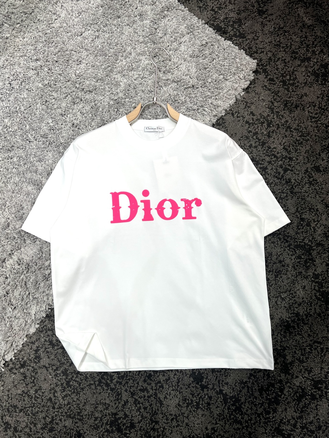 NO:125341,Dior*Dior long shoulders wide bust sleeves S7053.55924 M72556125 L7456.56326 XL76586527 Recommended size S/100-120M/ 120-140L/140-170XL/ 170-200 Contrast color logo short-sleeved T-shirt *Use 280g Xinjiang cotton ice-sensing Solona fabric  It has multiple characteristics such as cool ice skin, skin-friendly and breathable, quick-drying and antibacterial, moisture-absorbing and sweating. This fabric uses Xinjiang cotton as the main ingredient to ensure the comfort and durability of the fabric. At the same time, through Solona technology treatment, the fabric can bring a cool touch when worn in summer and effectively reduce the body temperature. In addition, the fabric also has good breathability and antibacterial properties, which can keep the skin dry and reduce bacterial growth. The moisture-absorbing and sweating function can quickly discharge sweat when exercising or sweating, keeping the body dry and comfortable. Preparatory clothing washing, those who like high-end versions can choose the first choice. Preparatory clothing three-dimensional and stylish OS tailoring, full of flesh-covering and pulling. *The bottom is as clean color, and the pink brand logo letters are used as contrasting elements. The letters of foaming are three-dimensional and textured, which gives the T-shirt a unique texture and layering. The cuffs and hem are hand-worn, making the overall look avant-garde and energetic.  *Simple but not lacking in style, suitable for those who pursue fashion and trendy wear, easily showing their personality style. Washing method is recommended for dry cleaning or wrapping the back of the laundry bag, separate cold water and quick machine washing, natural drying model AMC2559, same style for men and women, white, black S-Xl,,dior,dior,T-shirt,tees,t-shirt,alexander wang19860909Dior*迪奥 衣长肩宽胸围袖长 S7053.55924 M72556125 L7456.56326 XL76586527 推荐尺寸 S/100-120M/ 120-140L/140-170XL/ 170-200 撞色标识短袖T恤 *采用280克新疆棉冰感索罗娜面料 具有凉感冰皮、亲肤透气、速干抗菌、吸湿排汗等多重特性.这种面料采用了新疆棉作为主要成分,保证了面料的舒适度和耐用性.同时,通过索罗娜科技处理,使得面料在夏季穿着时能带来冰凉的触感,有效降低体感温度.此外,该面料还具有良好的透气性和抗菌性能,能够保持皮肤干爽,减少细菌滋生.吸湿排汗功能则能在运动或出汗时迅速将汗水排出,保持身体干爽舒适.成衣普洗 喜欢高版本的可以首选 成衣立体有型OS剪裁 遮肉拉垮感满满 *净色为底,粉红色品牌标识字母作为撞色元素,采用发泡工艺字母立体有质,则赋予了T恤独特的质感和层次,袖口、下摆做手工磨破 ,整体看起来前卫且富有活力. *简洁而不失格调,适合追求时尚潮流的人士穿着,轻松展现个性风采. 洗涤方式建议干洗或包裹洗衣袋反面单独冷水快速机洗自然晾干型号AMC2559 男女同款 白色 黑色 S-Xl,,dior,dior,T-shirt,tees，t-shirt,alexander wang,Men's clothing
