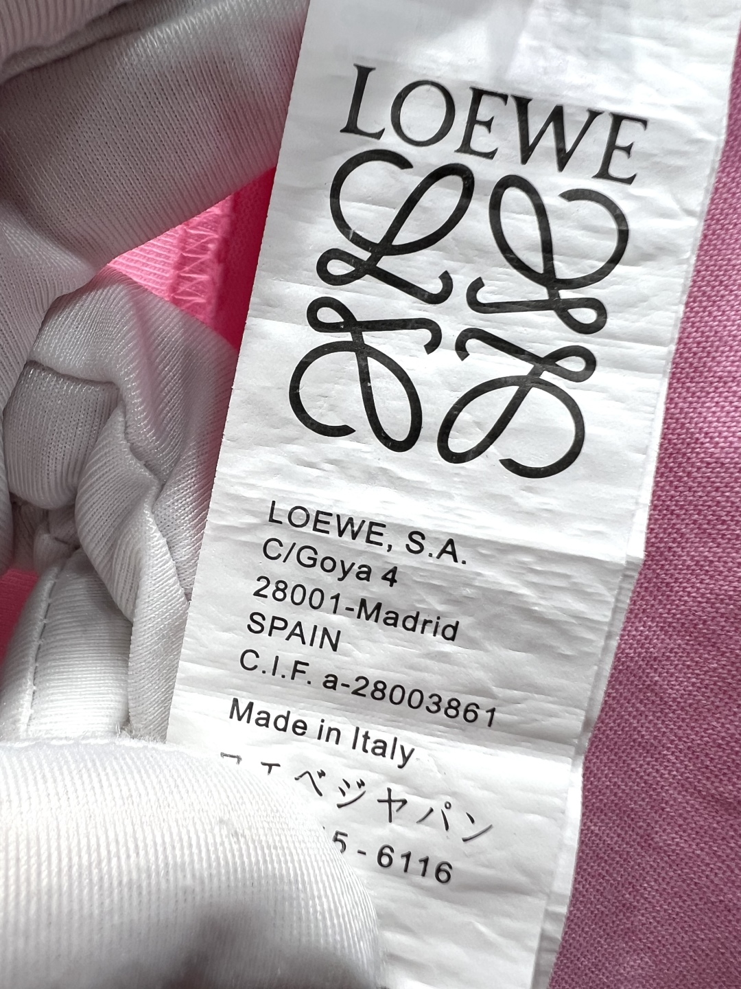 P155, Loewe*罗意威

贴布标识‼️短袖T恤®
*260g定制纯棉活性棉 面料成衣后洗水处理 手感细腻软糯 亲肤舒适。
*胸前采用贴布刺绣装饰，手感与视觉均是立体化设计 通过绲边手法让布料边缘微微隆起立体浮雕式视觉效果。
*辨识度超高的一件，自带时髦BGM，将简约玩到极致，碰撞出不一样的高阶时髦感。
⚠️洗涤方式：建议干洗或包裹洗衣袋反面单独冷水快速机洗自然晾干⚠️型号AAW66130

男女同款 
𝐂𝐎𝐋𝐎𝐔𝐑：粉色 绿色 灰色
𝐒𝐈𝐙𝐄：S-Xl