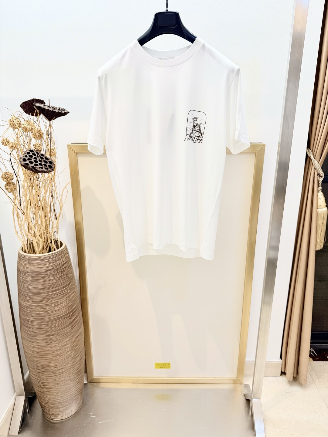 NO:818637,Sizes/m/l/xl Unisex Pr*da/P*da 2026SS Show 2026 Spring and Summer Harbor Resort Series The sense of freedom and ease is reflected in the design of this cotton T-shirt. The square cut shape is decorated with prints that draw on retro summer emotions. Square fit. Short sleeves. Straight hem. Concept triangle logo on the back. Bilateral hem slit design. It is recommended to dry clean or wrap the laundry bag on the back for quick machine washing in cold water!  ,Prada-clothing,prada,T-shirt,tees,t-shirt,19860909Sizes/m/l/xl男女同款 Pr*da/普*达 2026SS 秀款2026春夏海港度假系列的自由感和轻松感在这款棉质T恤的设计中得以体现.方正剪裁的造型饰以汲取复古夏日情绪的印花.方正版型.短袖.平直底边.后背概念三角形徽标.双侧下摆开叉设计 建议干洗或反面包裹洗衣袋冷水快速机洗！,普拉达-服装,prada,T-shirt,tees，t-shirt,,Women's clothing