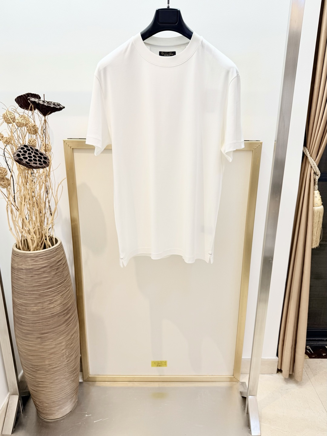 NO:827392,Size46/48/50/52 Navy blue/white/retro blue three colors, same style for men and women. Loro Pi*na/LP/nuoyoupianya Italian top luxury #low-key old money style/2026SS  This short-sleeved T-shirt embodies a casual and relaxing charm in the natural tones of Italy's Ligurian coast. The T-shirt is made of soft and lightweight cotton jersey fabric, with a simple and versatile design. It can be worn as a base layer with a jacket or summer outerwear. The back semicircle is decorated with the Loro Piana embroidered logo. The slits on both sides of the hem are made of cotton. It is recommended to dry clean or wrap it inside out in a laundry bag. Machine wash in cold water and iron at medium temperature!  ,men's and women's clothing,loro piana,loro piana,jackets & coats,T-shirt,tees,t-shirt,19860909Size46/48/50/52 藏青色/白色/复古蓝三色 男女同款 Loro Pi*na /LP/诺悠翩雅 意式顶奢#低调老钱风/2026SS 这款短袖T恤以意大利利古里亚海岸的自然色调展现休闲放松的韵味.T恤采用柔软轻盈的棉质平纹针织面料制成,辅以简约百搭风格设计.可作为打底衫与夹克或夏季外衣搭穿.后部半圆片饰有 Loro Piana 刺绣徽标.底边两侧开衩成分 棉 建议干洗或反面包裹洗衣袋冷水快速机洗中温熨烫！,男装女装,loro piana,loro piana,jackets & coats,T-shirt,tees，t-shirt,,Women's clothing