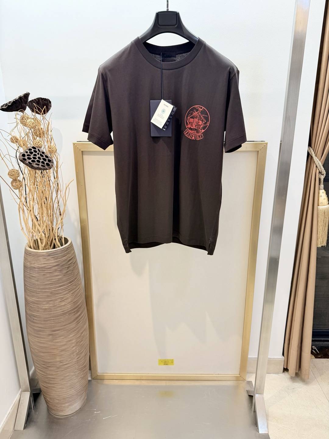 NO:820413,Sizes/m/l/xl Unisex Pr*da/P*da 2026SS Show 2026 Spring and Summer Harbor Resort Series The sense of freedom and ease is reflected in the design of this cotton T-shirt. The square cut shape is decorated with prints that draw on retro summer emotions. Square fit. Short sleeves. Straight hem. Concept triangle logo on the back. Bilateral hem slit design. It is recommended to dry clean or wrap the laundry bag on the back for quick machine washing in cold water!  ,Prada-clothing,prada,T-shirt,tees,t-shirt,19860909Sizes/m/l/xl男女同款 Pr*da/普*达 2026SS 秀款2026春夏海港度假系列的自由感和轻松感在这款棉质T恤的设计中得以体现.方正剪裁的造型饰以汲取复古夏日情绪的印花.方正版型.短袖.平直底边.后背概念三角形徽标.双侧下摆开叉设计 建议干洗或反面包裹洗衣袋冷水快速机洗！,普拉达-服装,prada,T-shirt,tees，t-shirt,,Women's clothing