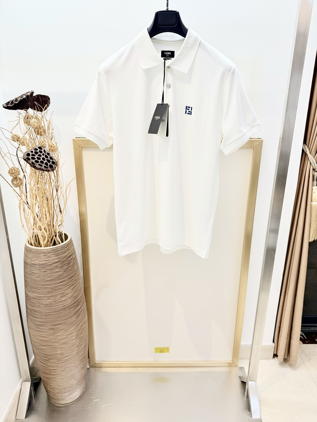 NO:820408,Sizes/m/l/xl Unisex Fe*di / Fen* 2026SS cotton short-sleeved polo shirt with classic collar and button fastening design. Made of white piqué cotton. Customized blue FF Selleria logo embroidered on the chest. Decorated with ribbed collar and metal buttons. Main fabric: Cotton Washing method Dry clean or wrap inside a laundry bag for quick cold water machine wash!  !  Do not machine wash front side soak/warm water!  ,Celine-clothing,celine,T-shirt,19860909Sizes/m/l/xl男女同款 Fe*di /芬* 2026SS 棉质短袖Polo衫,采用经典衣领和纽扣开合设计.白色珠地棉材质.胸部绣有定制蓝色FF Selleria标志.饰有罗纹领和金属纽扣.主面料: 棉 洗涤方式干洗或反面包裹洗衣袋冷水快速机洗！！不得正面机洗浸泡/温热水洗涤！,赛琳-服装,celine,T-shirt,,Women's clothing