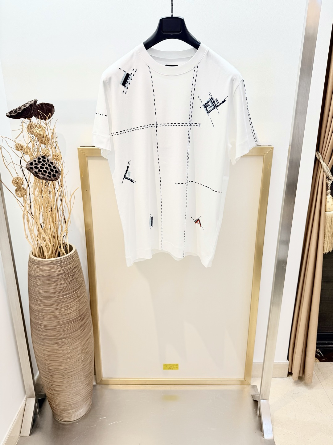 NO:820406,Sizes/m/l/xl Mysterious blue/off-white, same style for men and women. Fe*di/fen* 2026SS standard fit short-sleeved round-neck T-shirt. Made of combed cotton. Color-blocked FF Check pattern embroidered on the full front and sleeves. Main fabric: cotton. Washing method: Dry clean or wrap in a laundry bag on the back for quick cold water machine wash!  !  Do not machine wash front side soak/warm water!  ,Celine-clothing,celine,T-shirt,tees,t-shirt,19860909Sizes/m/l/xl神秘蓝/米白两色 男女同款 Fe*di /芬* 2026SS 标准版型短袖圆领T恤.精梳纯棉材质.全幅正面和衣袖绣有拼色FF Check图案.主面料: 棉 洗涤方式干洗或反面包裹洗衣袋冷水快速机洗！！不得正面机洗浸泡/温热水洗涤！,赛琳-服装,celine,T-shirt,tees，t-shirt,,Women's clothing